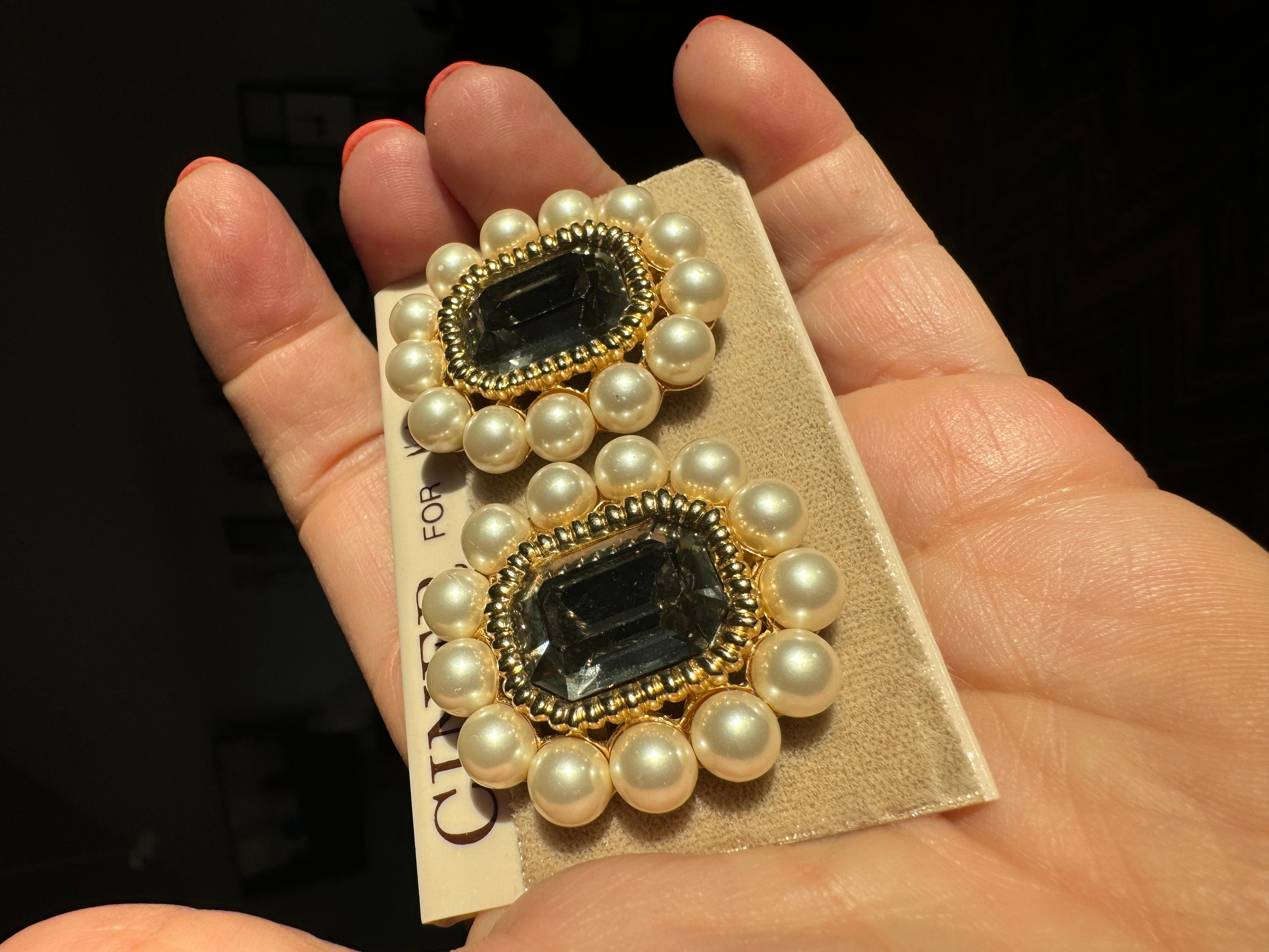 Ciner Perlen-Ohrringe Gold vergoldet swarovski neu, nie getragen 1980er Jahre im Angebot 6