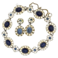 Conjunto Ciner Rare Vintage de los años 60 con cristales ovalados de zafiro azul y círculo de flores transparentes