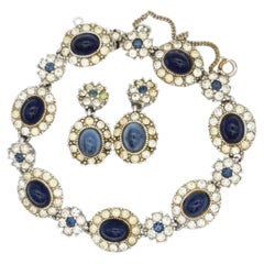 Conjunto Ciner Rare Vintage de los años 60 con cristales ovalados de zafiro azul y círculo de flores transparentes
