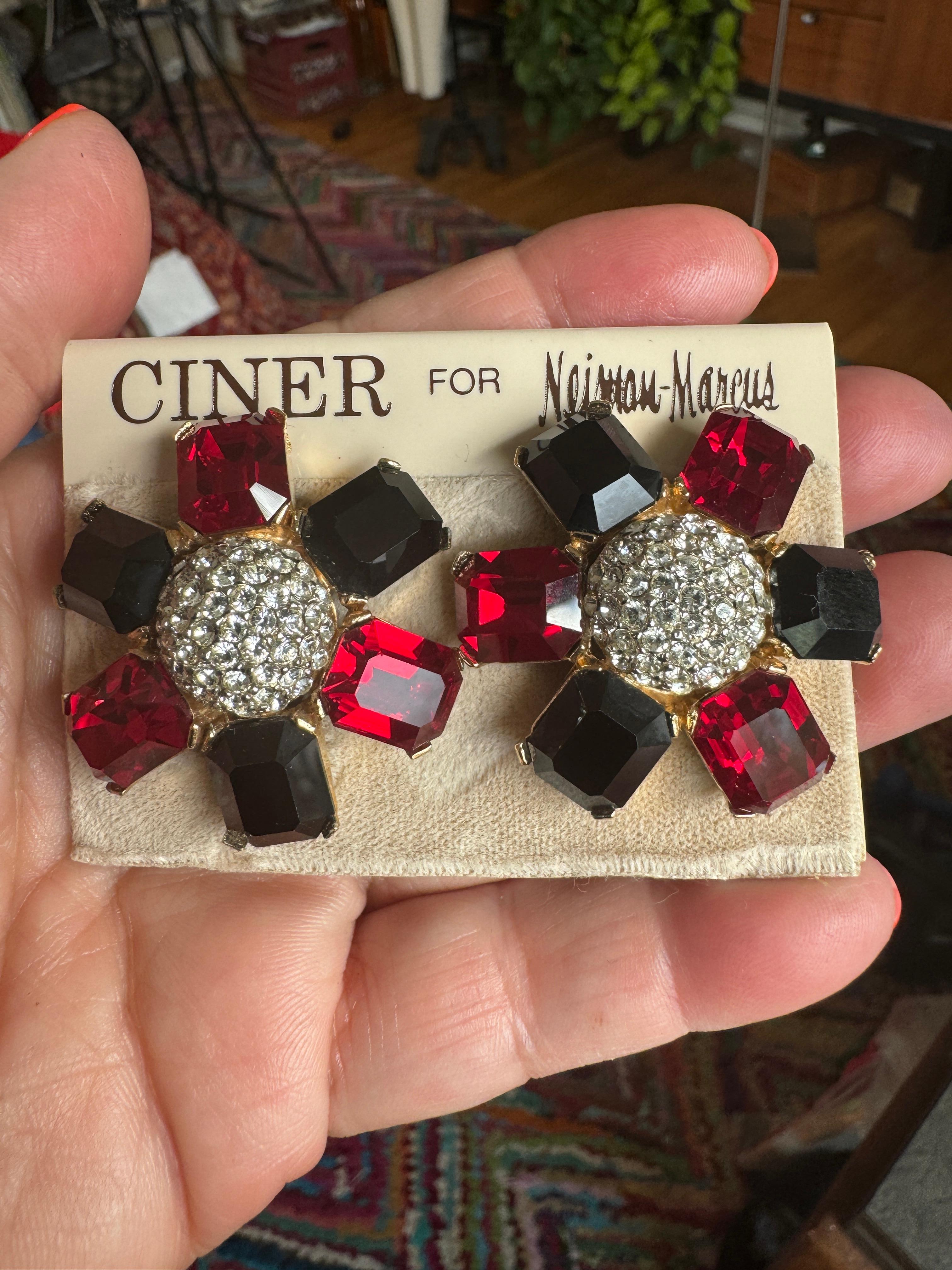 Taille brillant Ciner Boucles d'oreilles en cristal swarovski rouge, blanc et bleu, neuves, jamais portées, années 1980 en vente