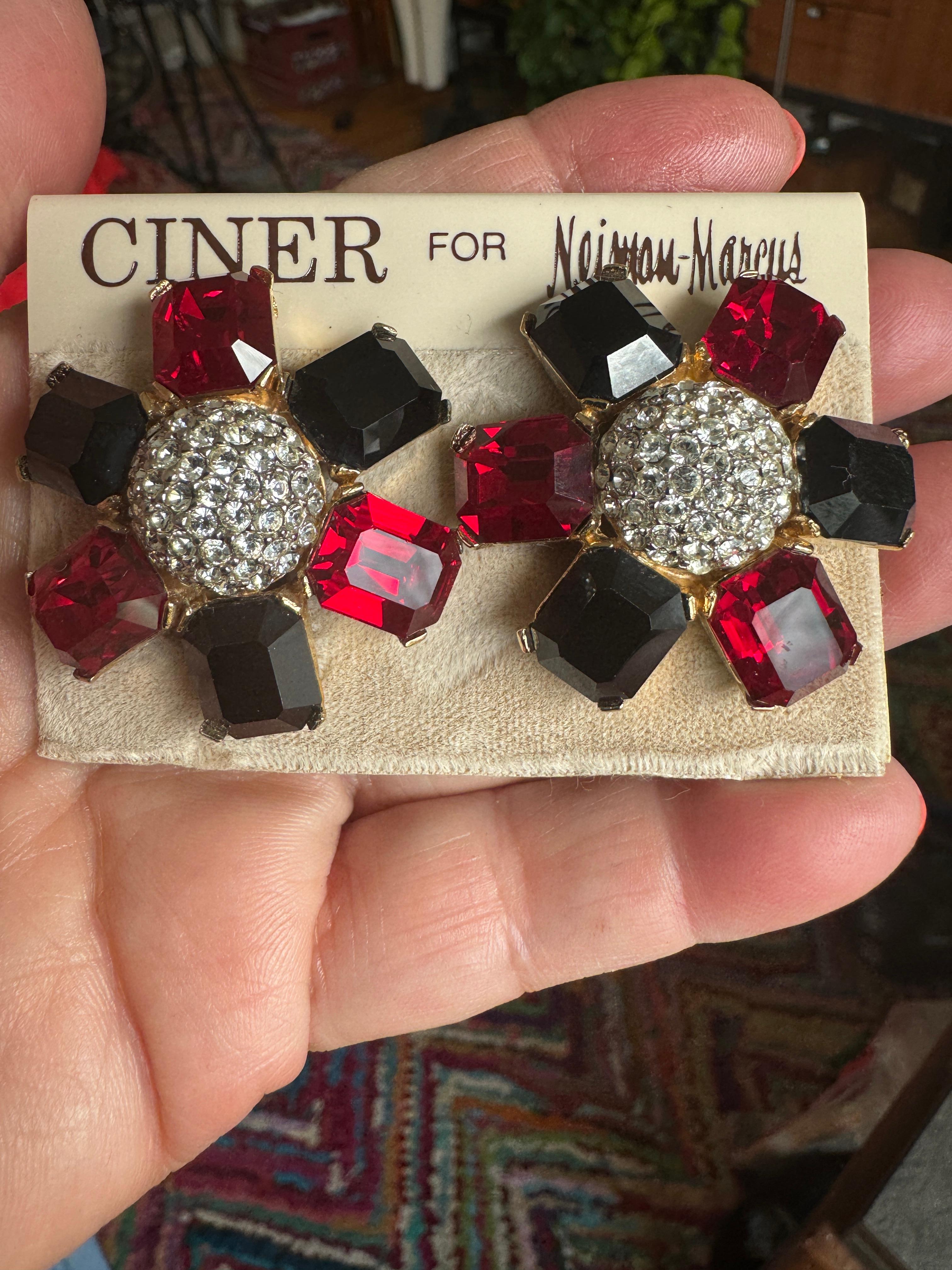 Ciner Boucles d'oreilles en cristal swarovski rouge, blanc et bleu, neuves, jamais portées, années 1980 en vente 1