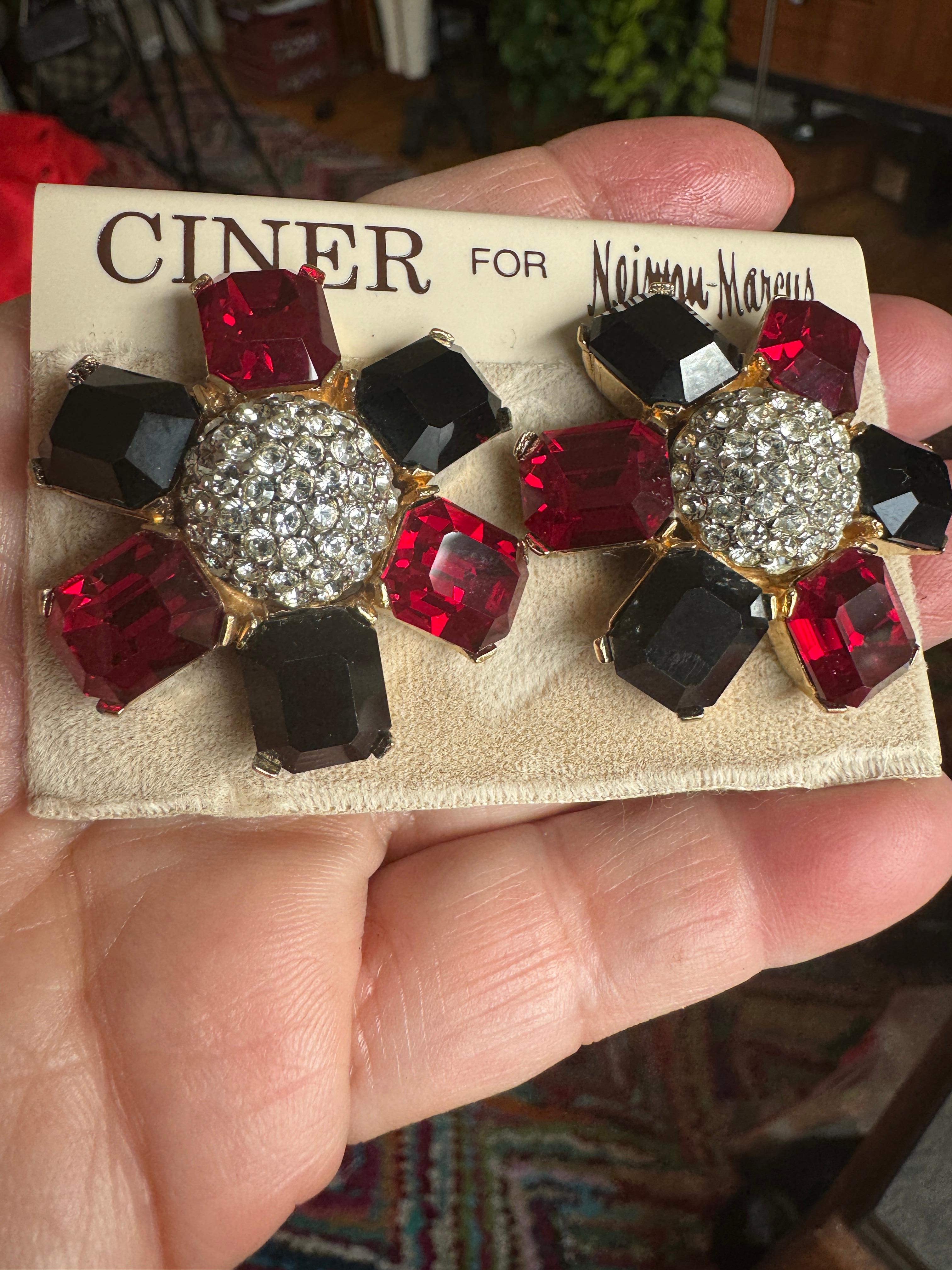 Ciner Boucles d'oreilles en cristal swarovski rouge, blanc et bleu, neuves, jamais portées, années 1980 en vente 2