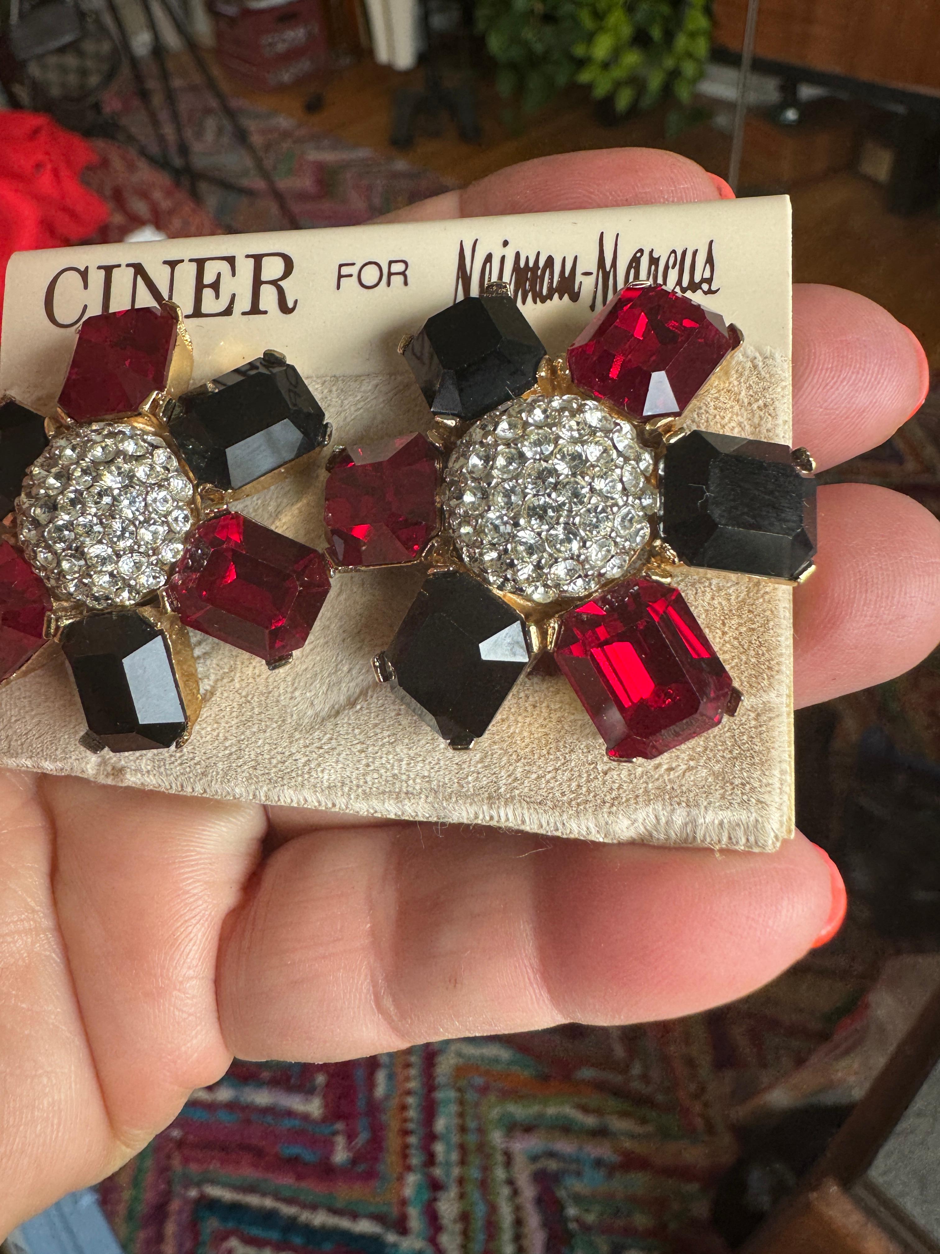 Ciner Boucles d'oreilles en cristal swarovski rouge, blanc et bleu, neuves, jamais portées, années 1980 en vente 3