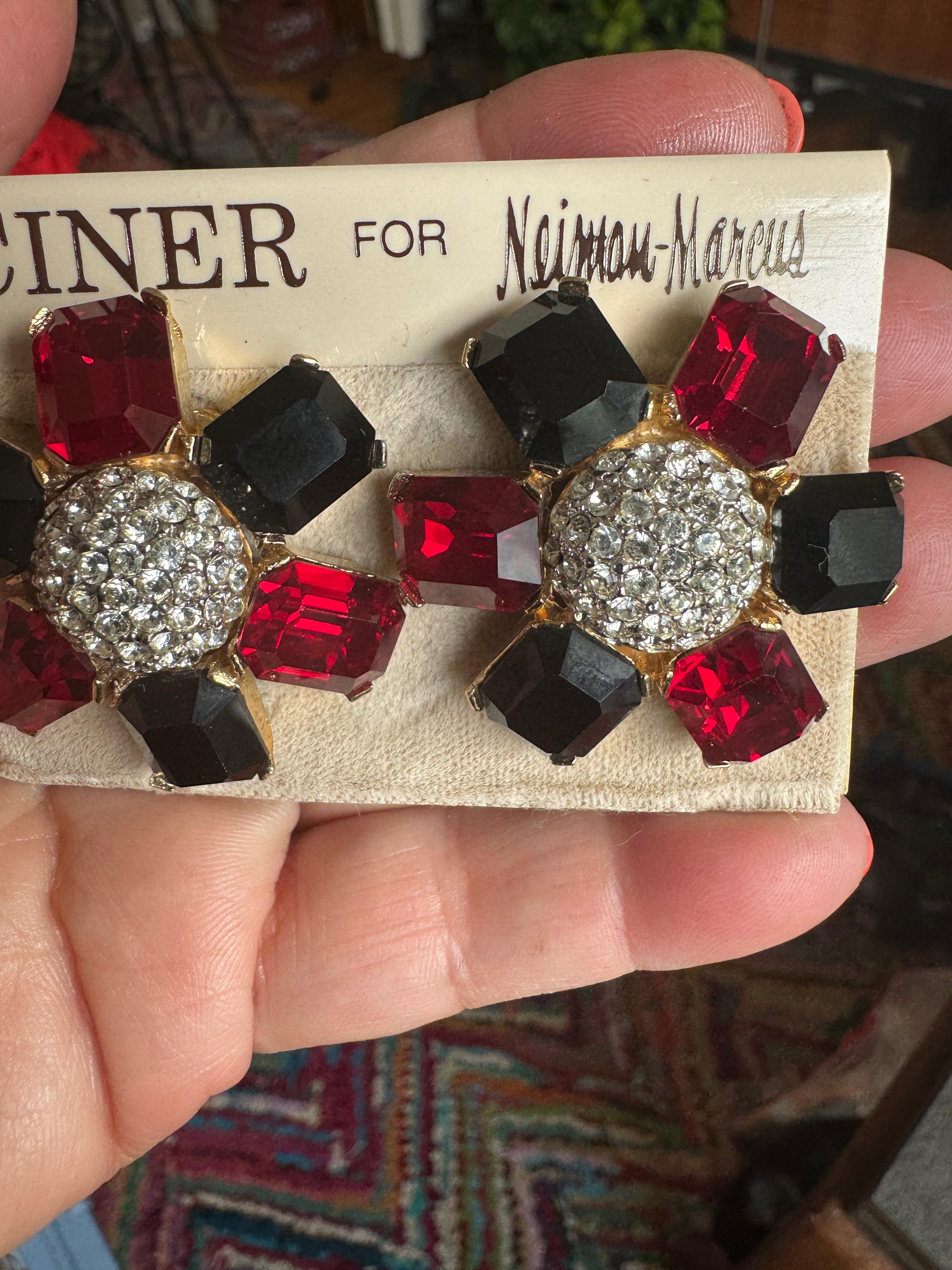 Ciner Boucles d'oreilles en cristal swarovski rouge, blanc et bleu, neuves, jamais portées, années 1980 en vente 4