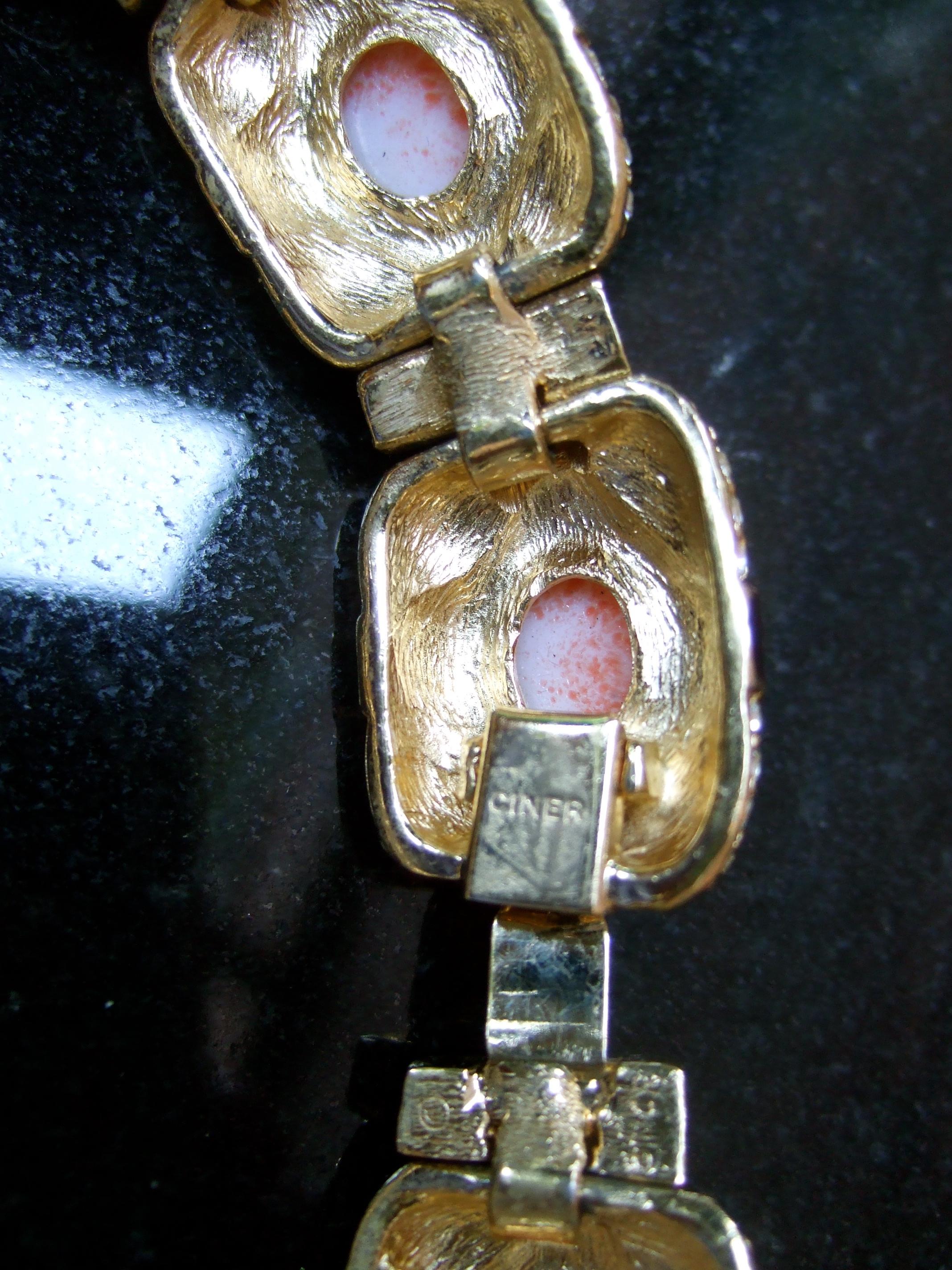 Ciner Harz Kunstkoralle Kristall Emaille Choker & Clip auf Ohrringe ca. 1980er Jahre im Angebot 7