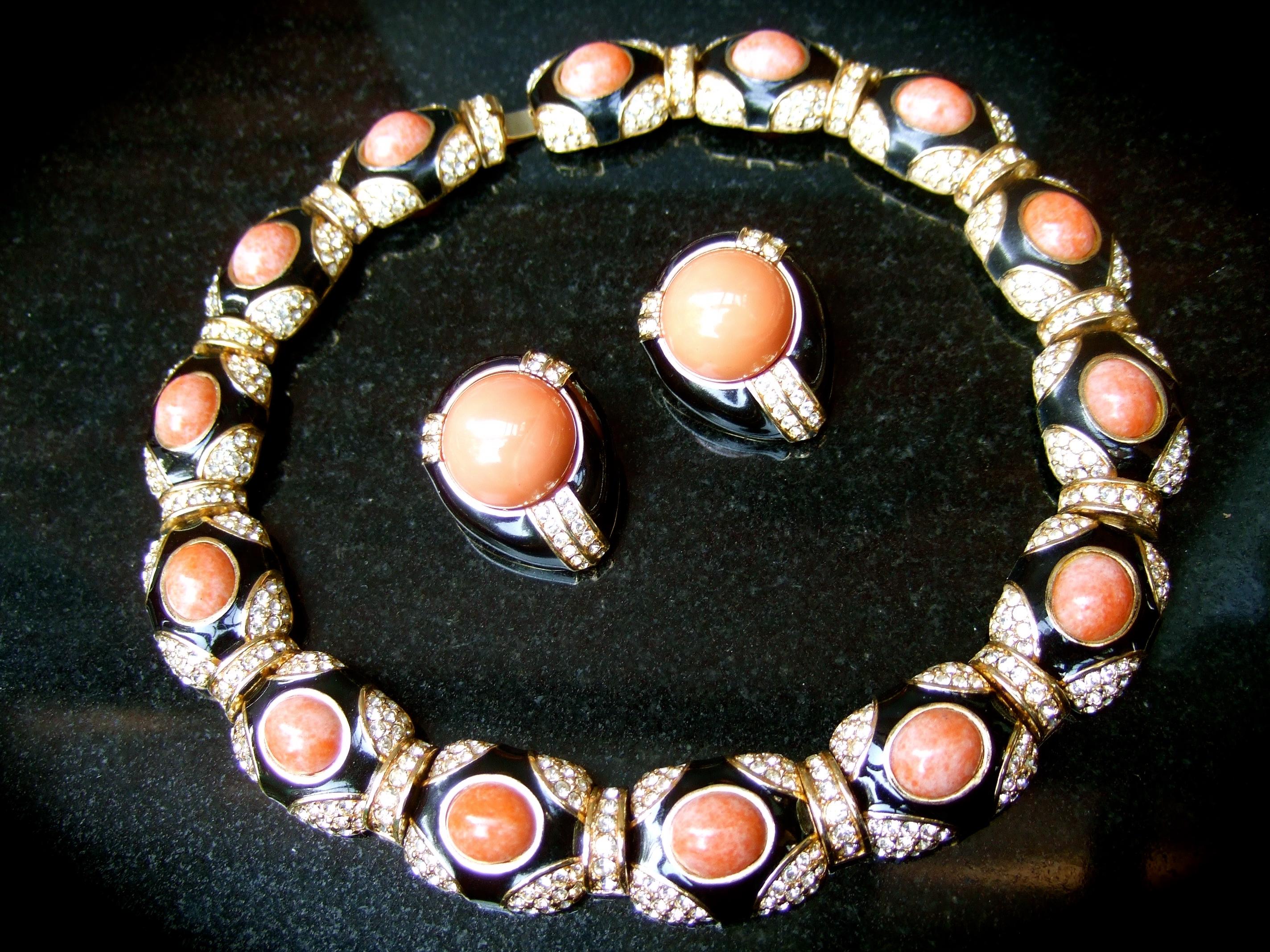 Ciner Harz faux Koralle Cabochon Kristall-Emaille-Choker & Clip auf Ohrringe Set c 1980s 
Das elegante Set ist mit Kunstharz-Cabochons in Korallenfarbe verziert 
Akzentuiert mit glänzendem schwarzem Emaille-Lack mit winzigen Diamantenkristallen