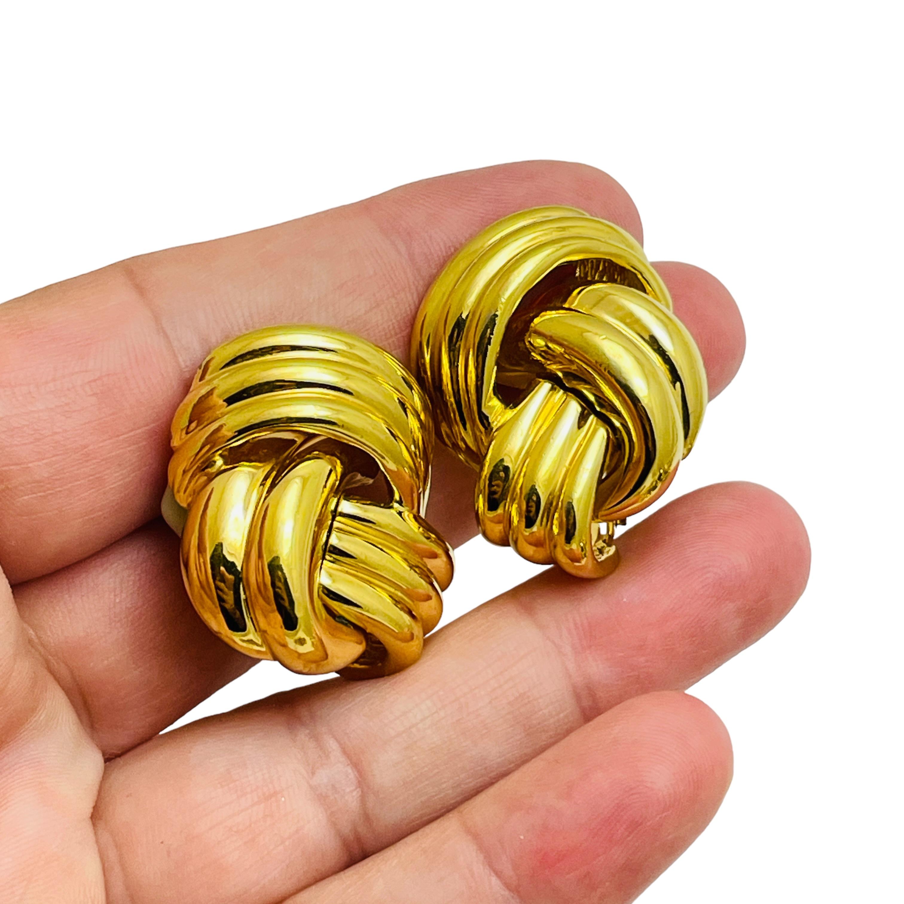 Women's CINER signed vintage gold knot designer runway clip on earrings For Sale