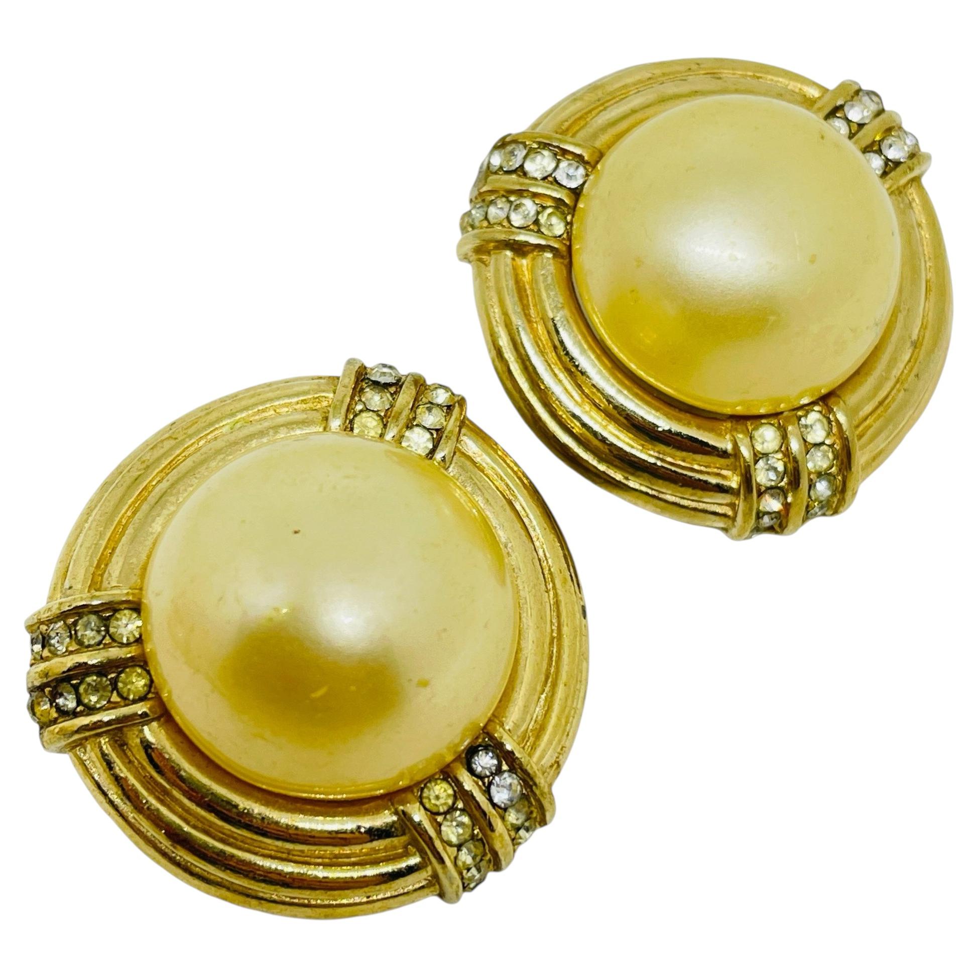 Pendientes de clip de diseño de CINER con perlas sintéticas en tono dorado vintage y pedrería