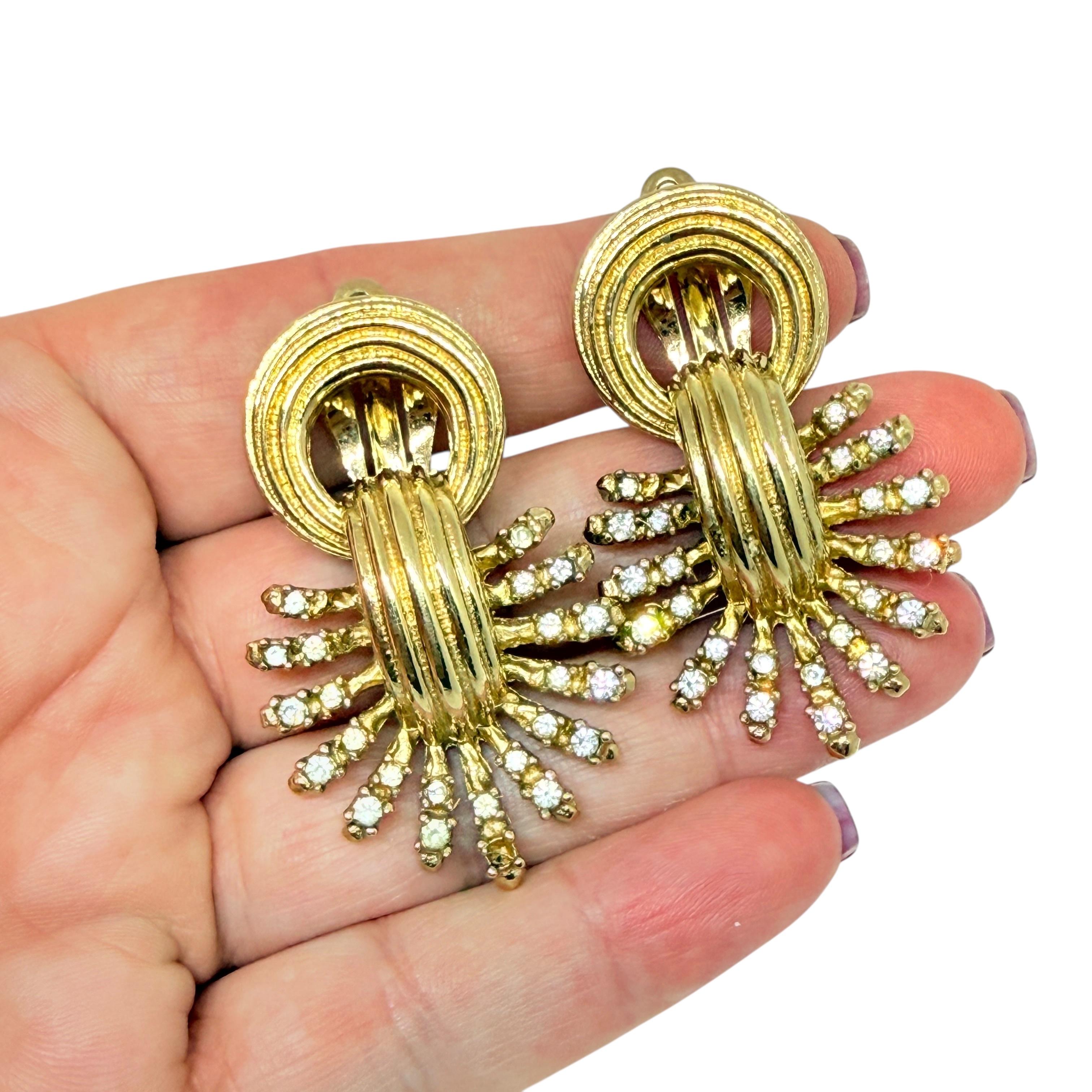 DETAILS

• signed CINER

• gold tone with rhinestones 

• vintage designer earrings
 
MEASUREMENTS  

• CONDITION

•  very good vintage condition with minimal signs of wear 

 Sku 53

❤️❤️   VINTAGE DESIGNER JEWELRY   ❤️❤️

❤️❤️  ALEXANDER’S
