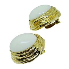 Orecchini a clip firmati CINER in vetro bianco dorato d'epoca