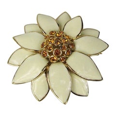 Ciner swarovski Broche en cristal ambré et émail de couleur or  1980s
