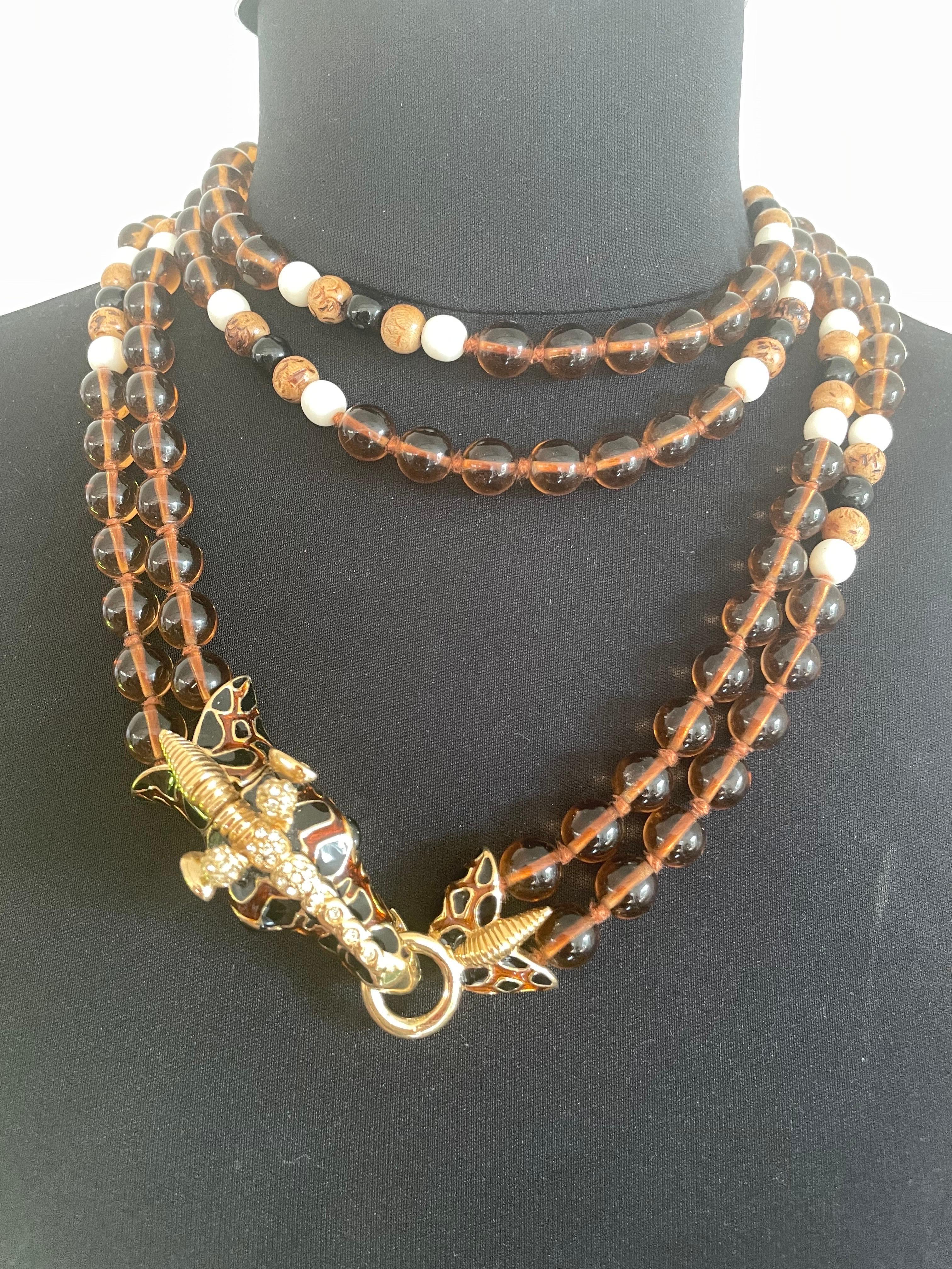 Nuovo, mai indossato  giraffa collana Ciner a doppio filo Perline color ambra, legno e nero con smalto nero e marrone. Misura 42 pollici da un'estremità all'altra. Viene raddoppiato sul display.  Sono elencati anche gli orecchini a clip abbinati.