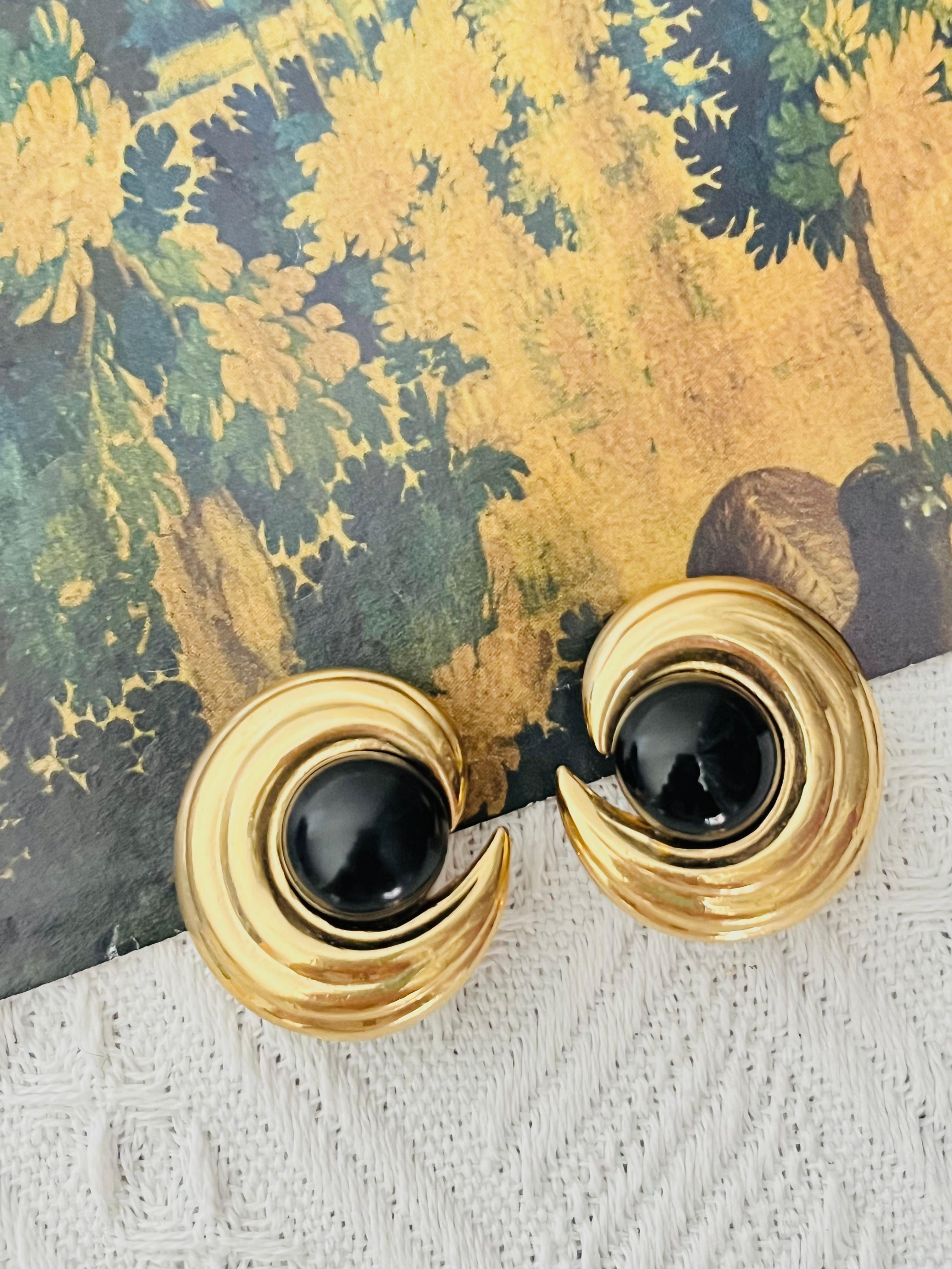 Art Deco Ciner Vintage Large Textured Circle Crescent Black Cabochon Gold Clip Earrings For Sale