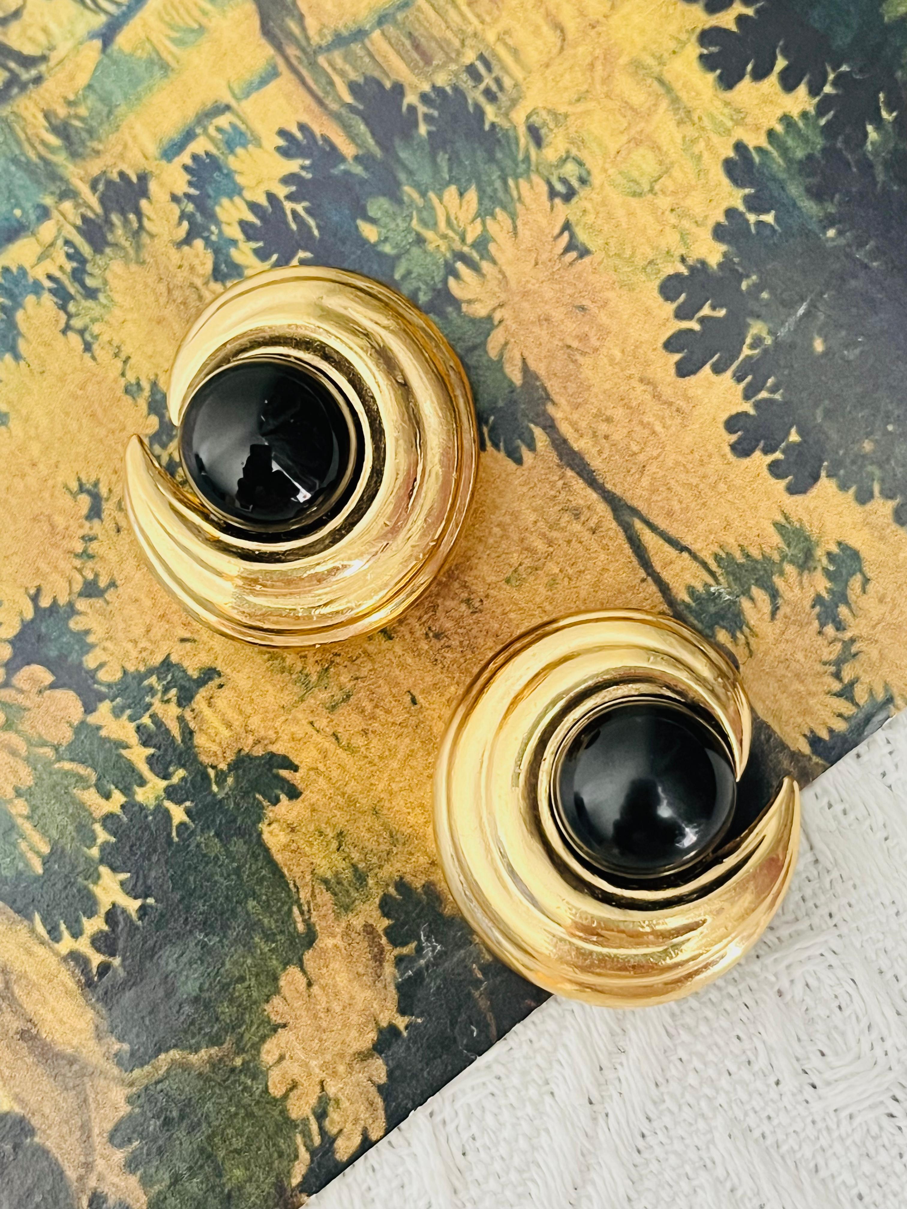 Ciner Vintage Large Textured Circle Crescent Black Cabochon Gold Clip Earrings In Excellent Condition For Sale In Wokingham, England