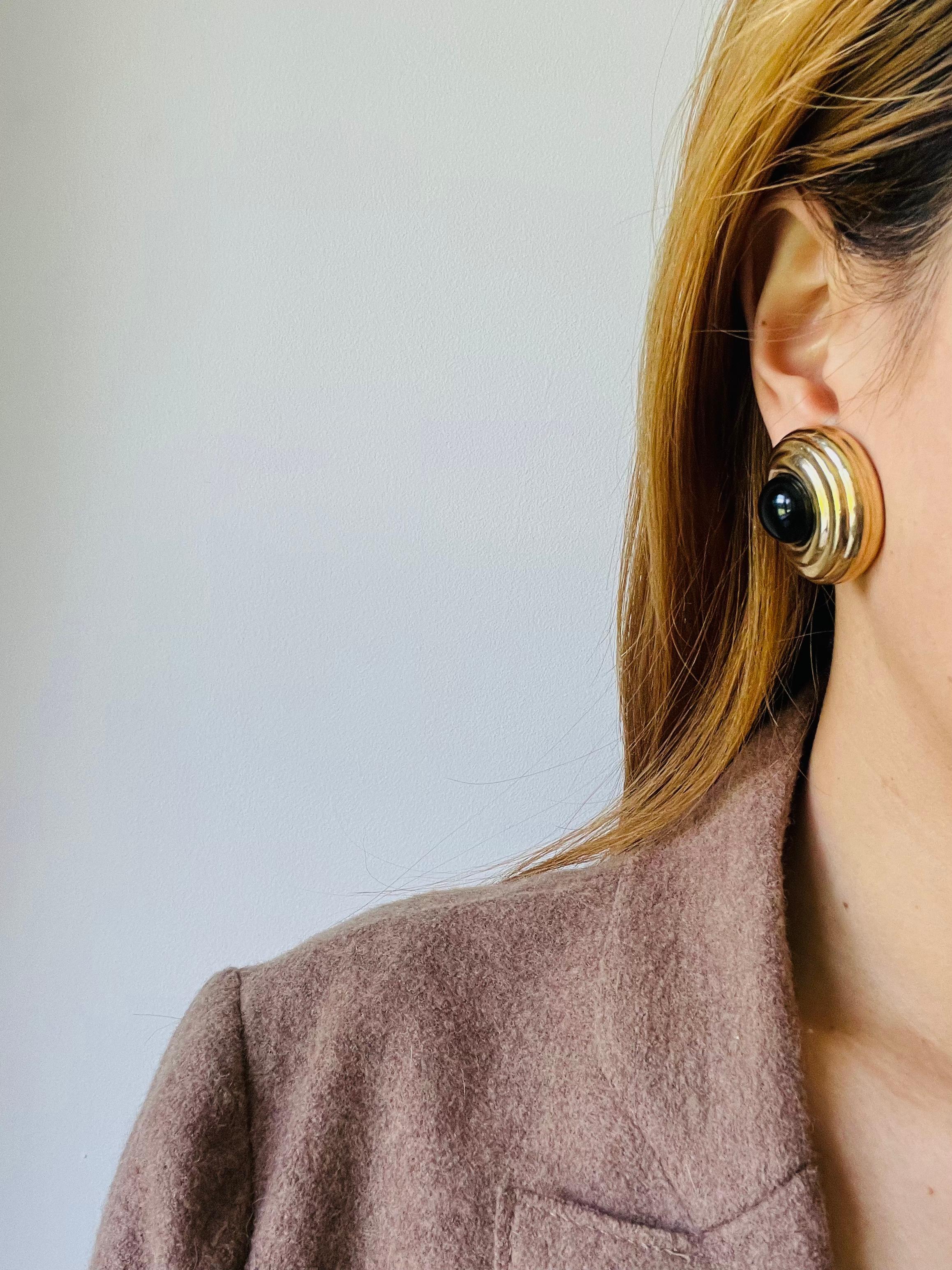 Women's or Men's Ciner Vintage Large Textured Circle Crescent Black Cabochon Gold Clip Earrings For Sale
