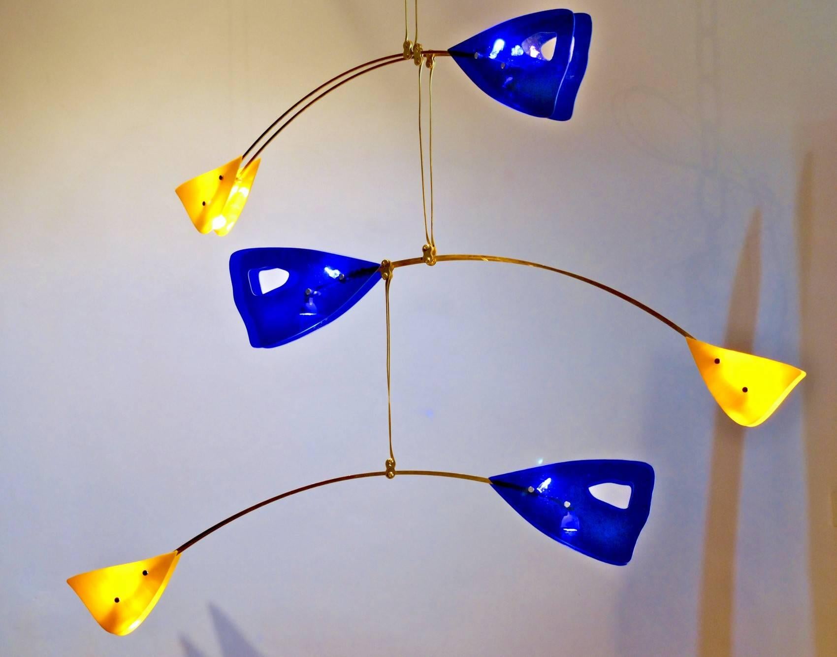 Laiton CINETICO lustre mobile sculpture en verre de Murano en laiton et cobalt enluminé en vente
