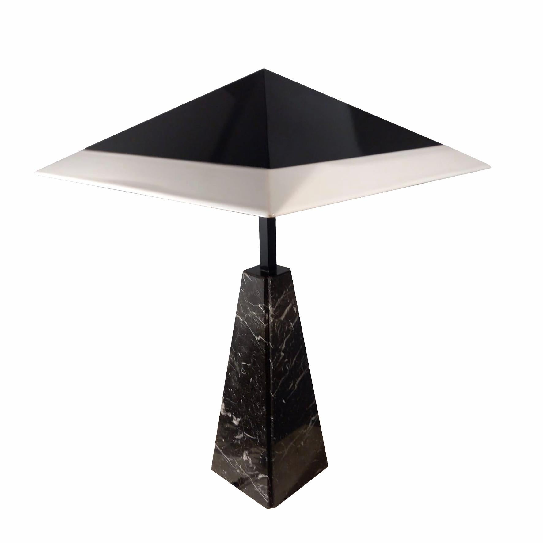 Une lampe de table haute, avec un abat-jour pyramidal laqué noir et en plexiglas blanc sur une base pyramidale en marbre noir.
Produit par Tronconi, Italie.
Circa 1978.

Dimensions
Hauteur : 92 cm
Côté : 63 cm


Littérature
Cecilia