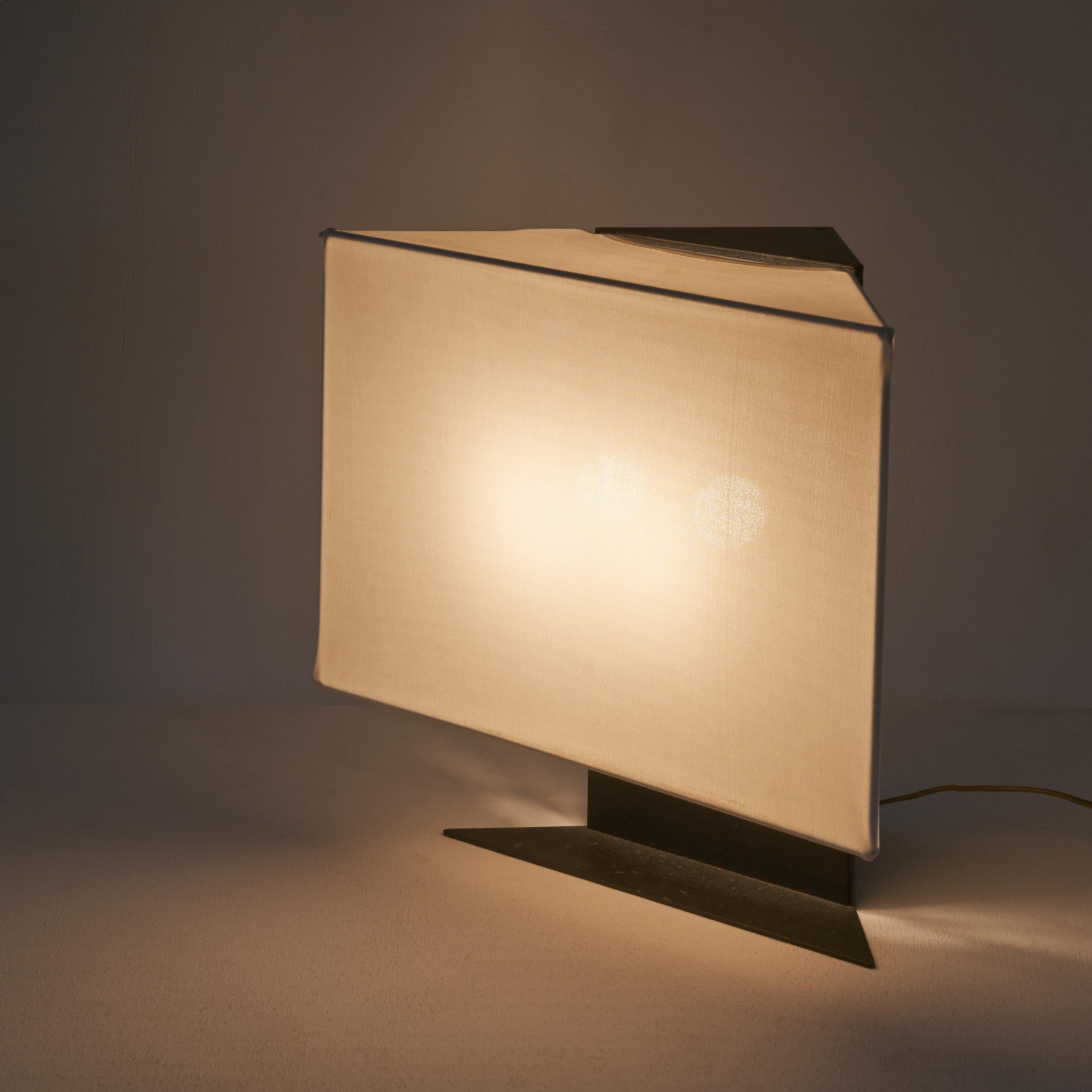 Cini Boeri (1924-2020) Accademia table lamp for Artemide. Great post-modern piece with a simple but interesting design. Cini Boeri was most certainly thinking of photographic equipment when she designed the Accademia-series for Artemide in 1978,