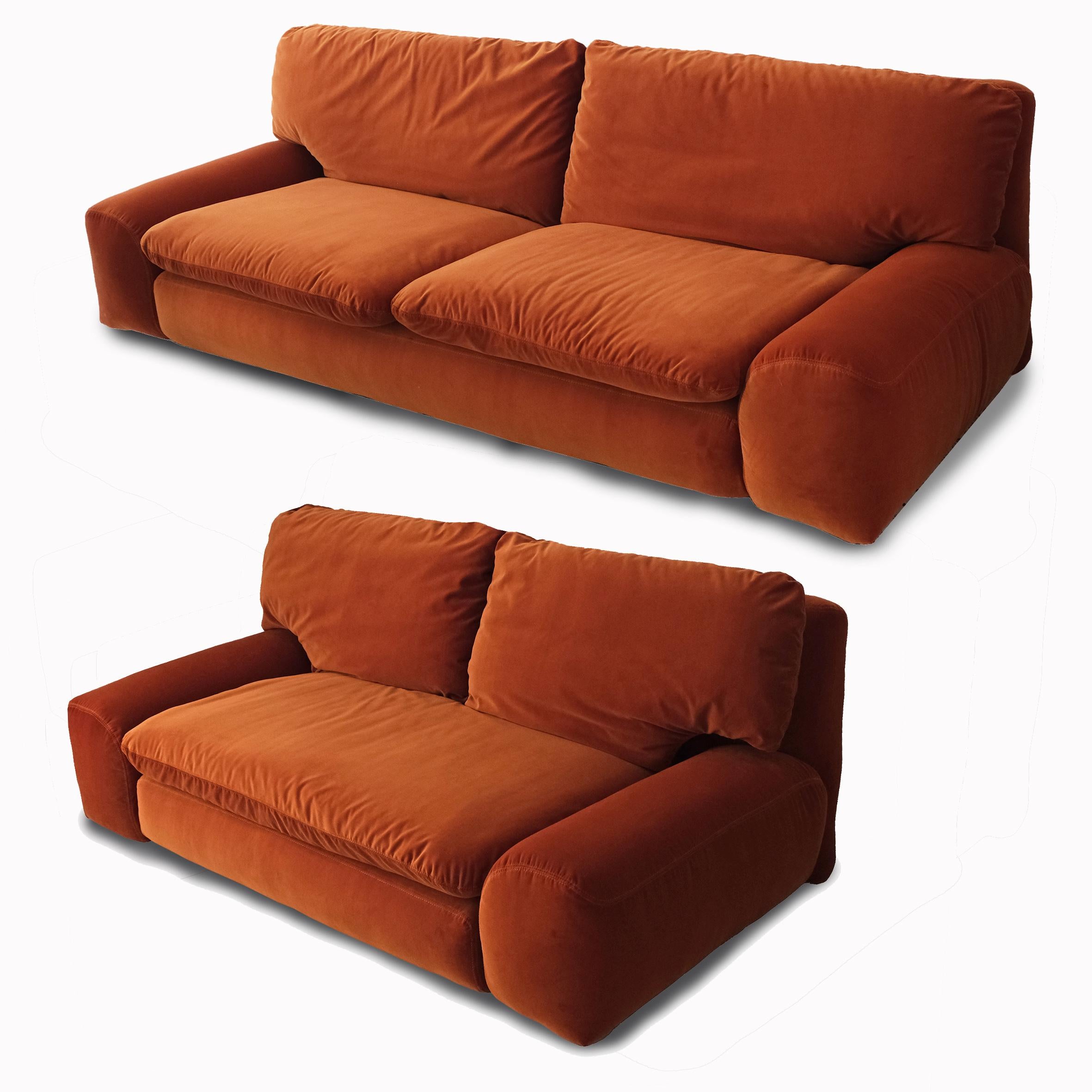 Cini Boeri (1924-2020)

Bengodi

A rectangular three-seater sofa and a two-seater sofa, each covered with velvet upholstery, the seat and back each with two cushions, on six feet.
Original edition by Arflex.
Italy, circa 1974.

Note
Newly