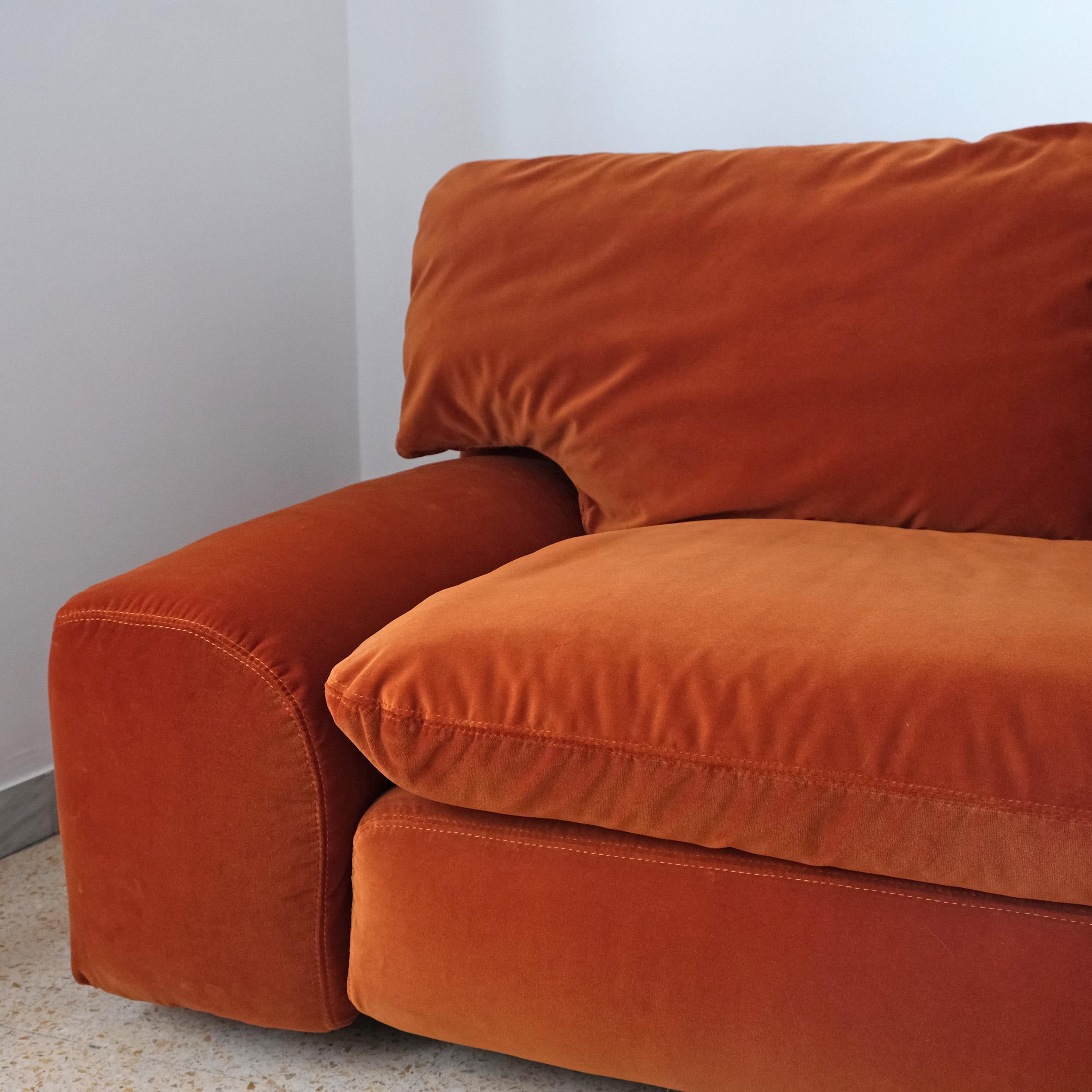 CINI (1924-2020)

Bengodi

Canapé rectangulaire à trois places recouvert de velours, l'assise avec un grand coussin, le dossier avec deux coussins, sur six pieds.
Édition originale chez Arflex.
Italie.
Vers 1974.

Note
Nouvellement tapissé d'un