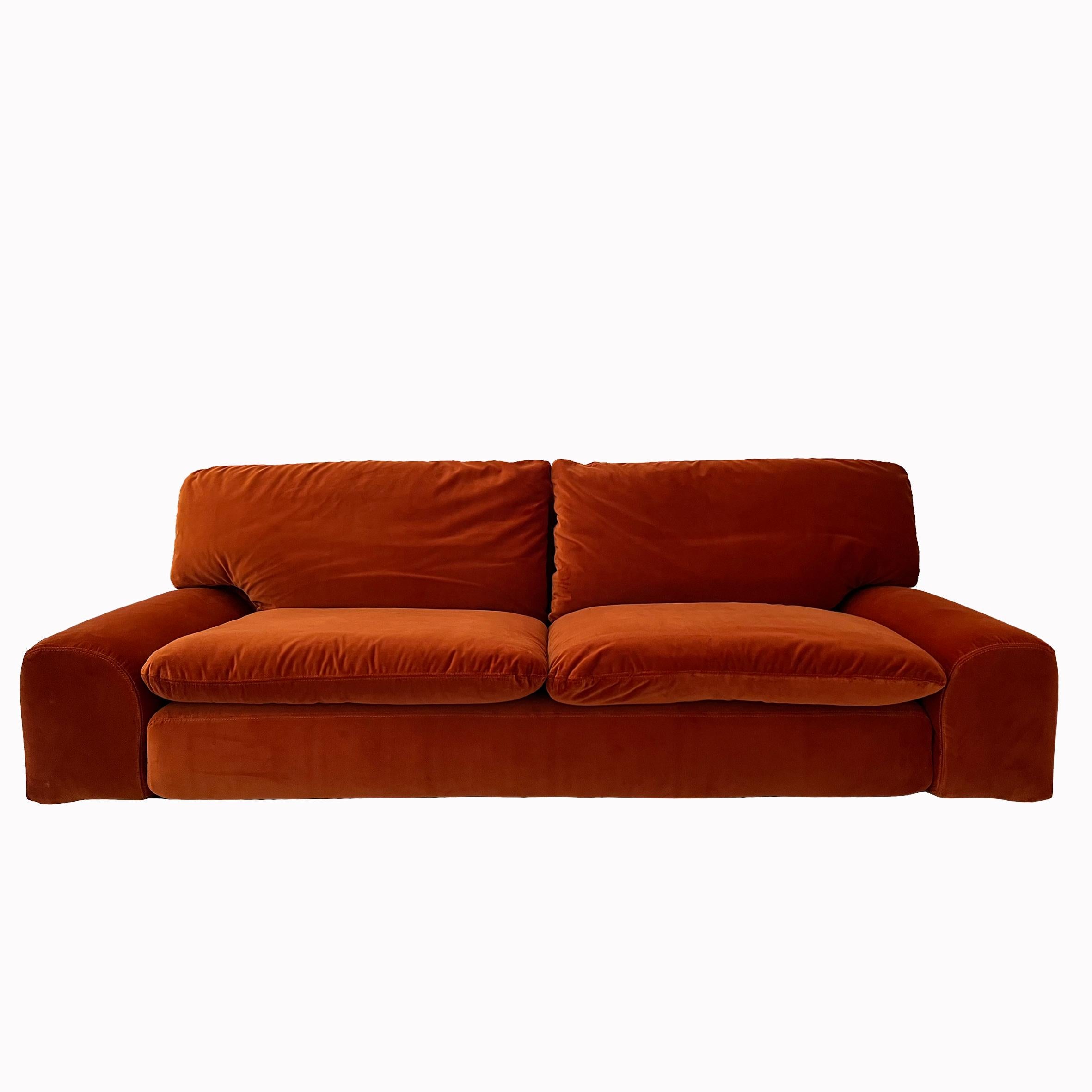 Cini Boeri (1924-2020)

Bengodi

A rectangular three-seater sofa covered with velvet upholstery, the seat and back each with two cushions on six feet.
Original edition by Arflex.
Italy.
Circa 1974.

Note
Newly upholstered with a Pierre Frey velvet