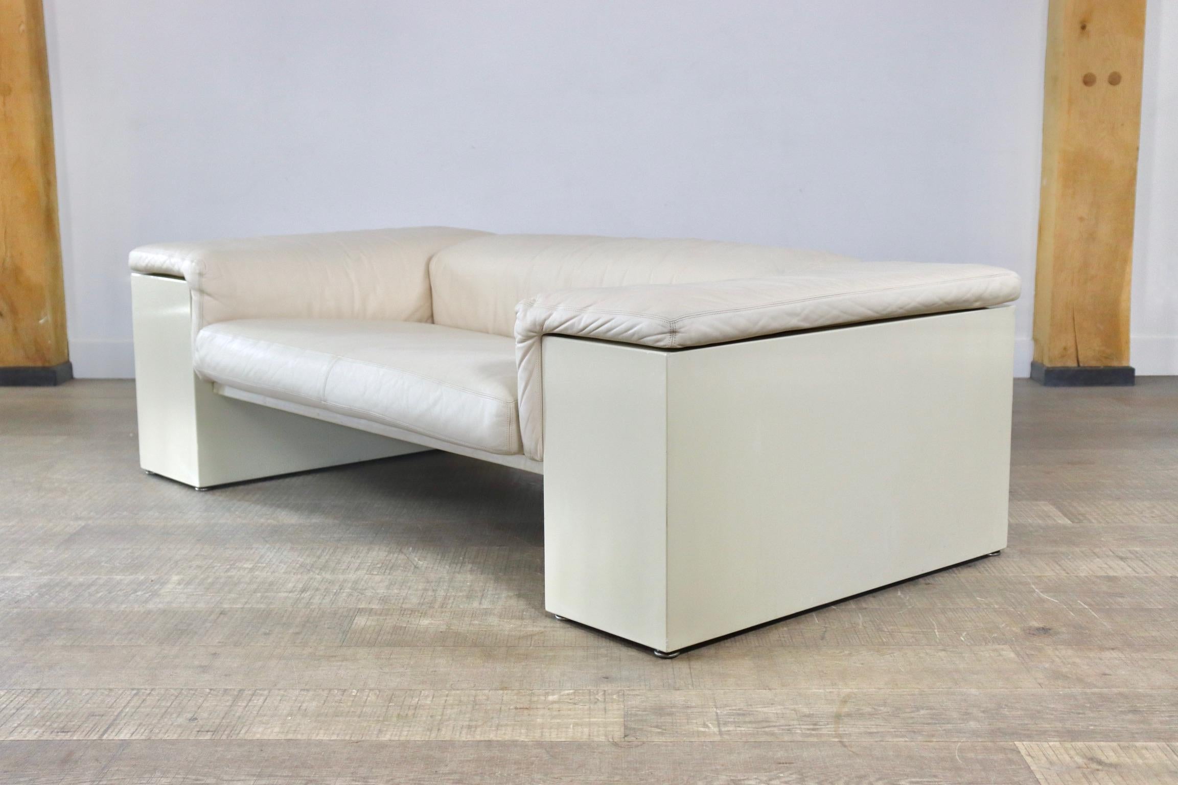 Stunning architectonic 'Brigadier' sofa by Cini Boeri for Gavina, Italy 1973. Nice minimalistic square design in the Highest quality. Smooth leather in an off white color, same color as the high gloss lacquered wooden blocks. Unique piece, really