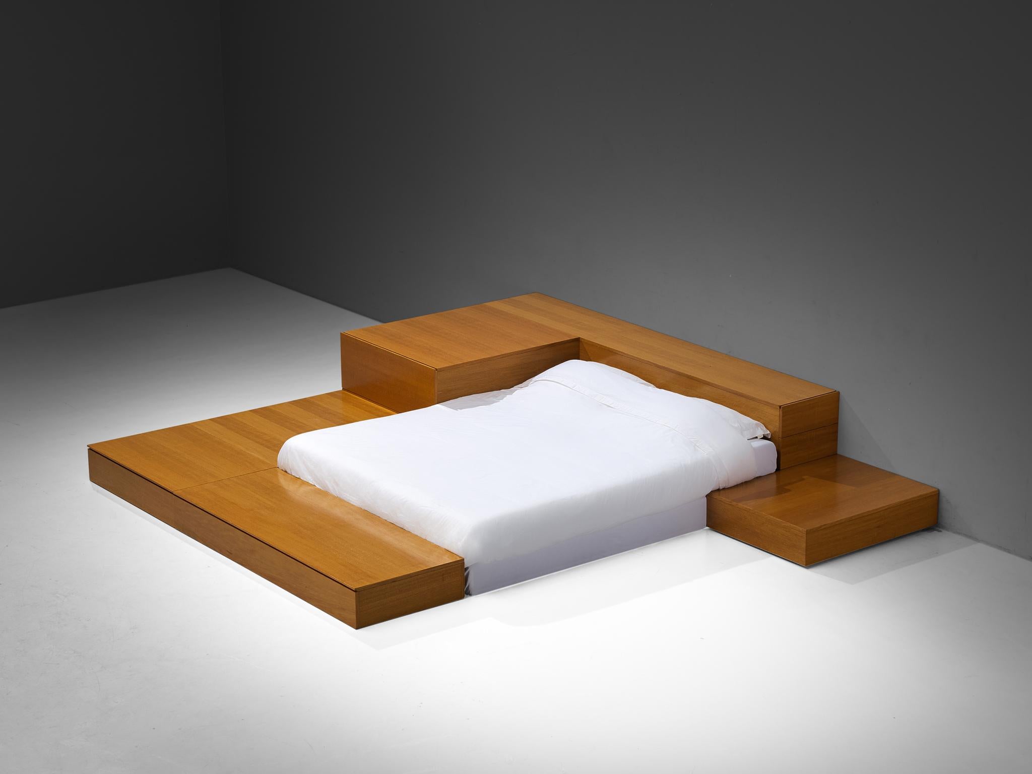 Cini Boeri für Arflex, Bett 'Tuttoletto', Eichenfurnier, Italien, 1978

Außergewöhnliches Möbelstück, entworfen von Cini Boeri für Arflex im Jahr 1978. Dieses monumentale Schlafzimmer bietet praktische Aufbewahrungsmöglichkeiten im Design. Perfekt