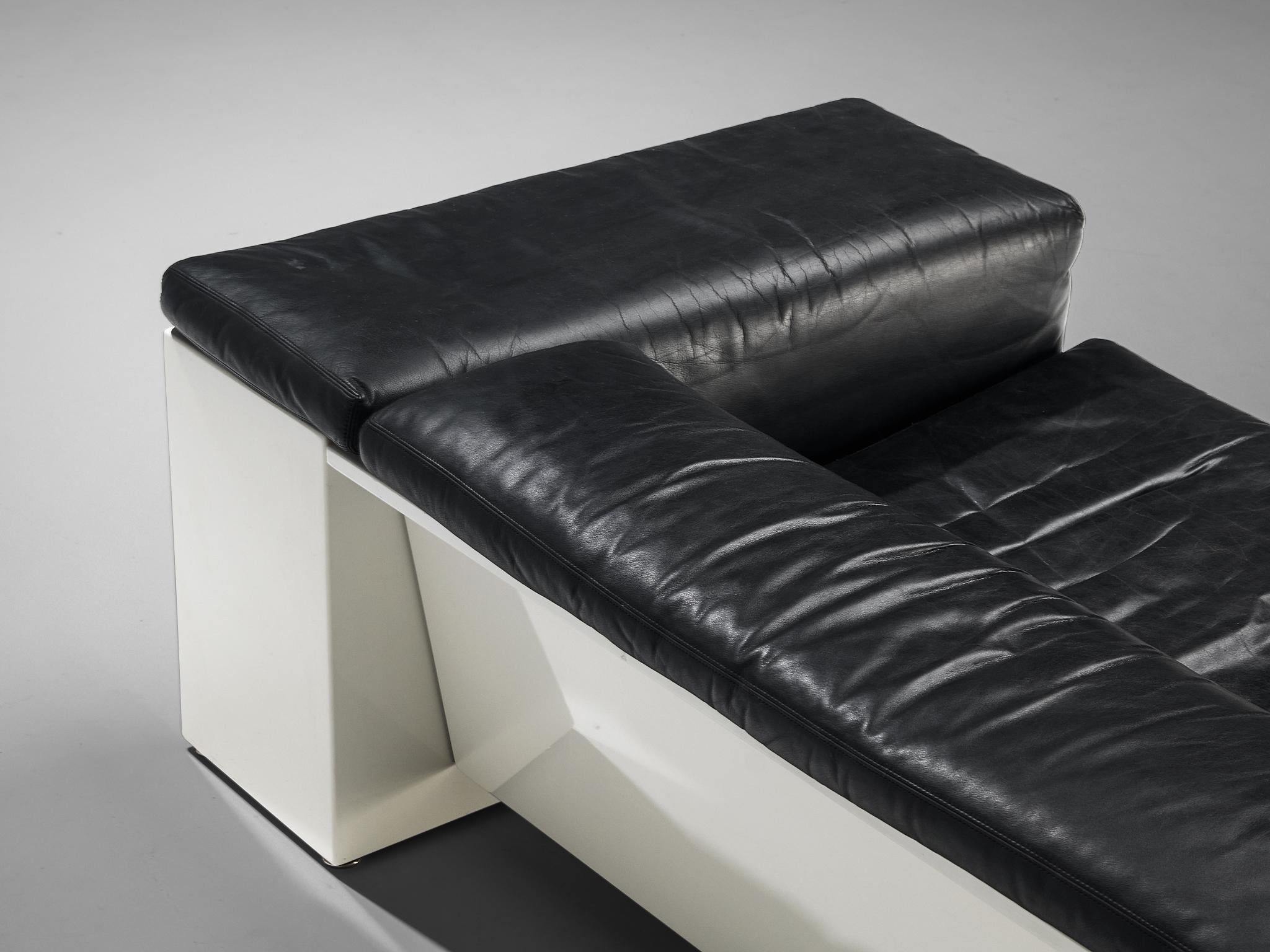 Cini Boeri per Knoll, divano, modello 'Brigadiere', pelle, legno laccato, Italia, 1976. 

Divano architettonico 'Brigadiere' progettato dal designer italiano Cini Boeri per Knoll. Il divano postmoderno è realizzato con raffinati cuscini in pelle