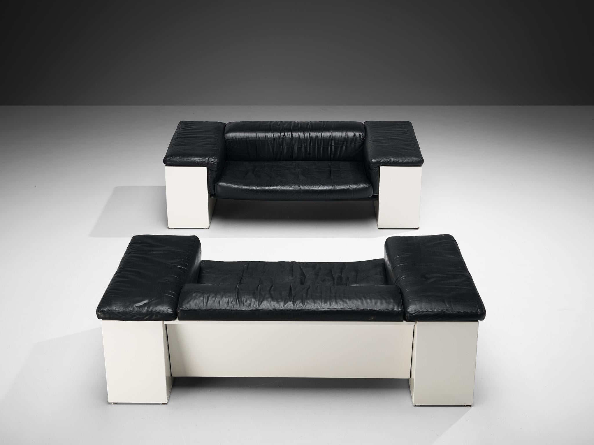 CINI pour Knoll, canapés, modèle 'Brigadiere', cuir, bois laqué, Italie, 1976. 

Ensemble architectural 