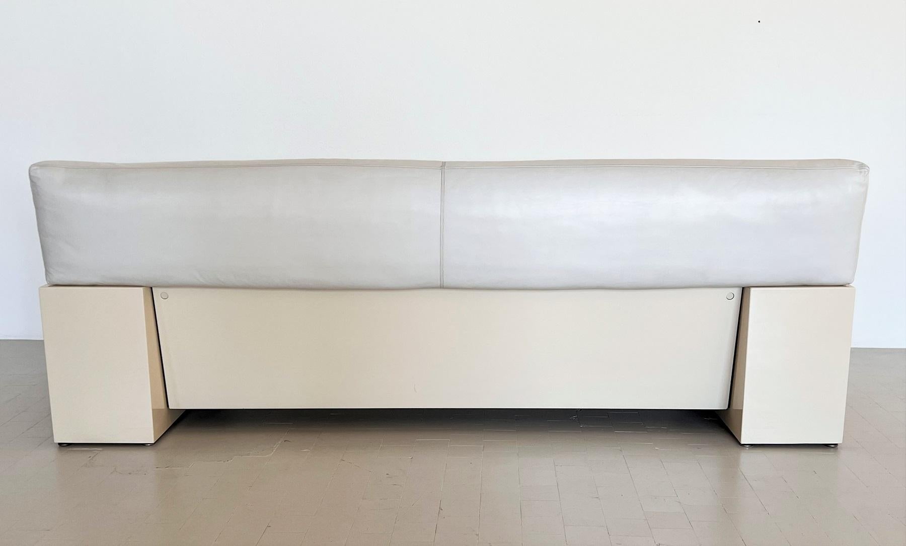 Cini Boeri for Knoll, three seater sofa, model 'Brigadier', leather, lacquered wood, Italy, designed in 1976.

Architectural minimalistic sofa model 'Brigadier' designed by Italian designer Cini Boeri for Knoll in 1976. This is the version with