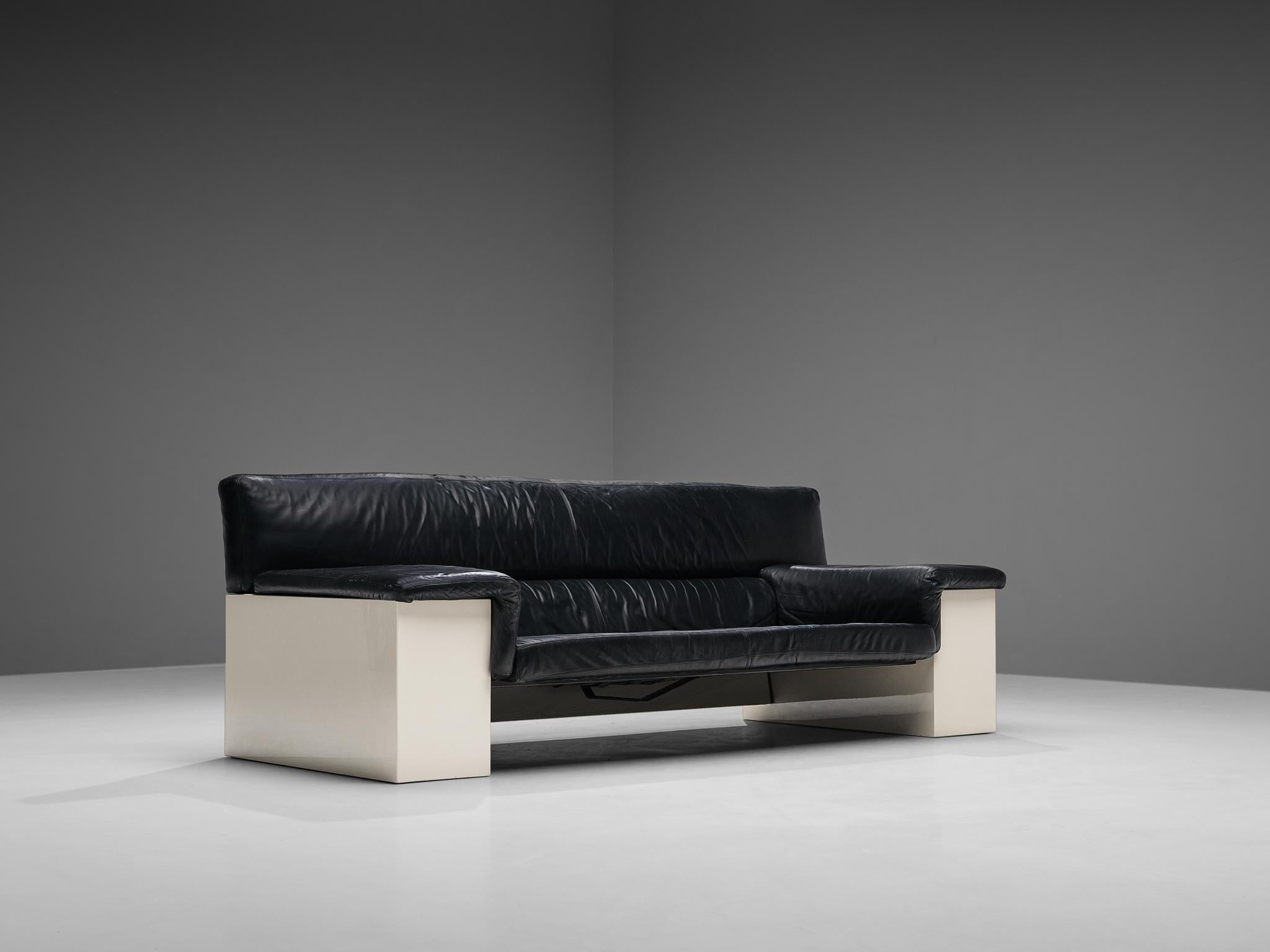CINI pour Knoll, canapé trois places, modèle 'Brigadier', cuir, bois laqué, Italie, conçu en 1976. 

Modèle de canapé architectural 