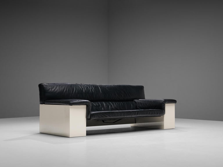 Cini Boeri for Knoll, three seater sofa, model 'Brigadier', leather, lacquered wood, Italy, designed in 1976. 

Architectural sofa model 'Brigadier' designed by Italian designer Cini Boeri for Knoll in 1976. This postmodern sofa is executed in