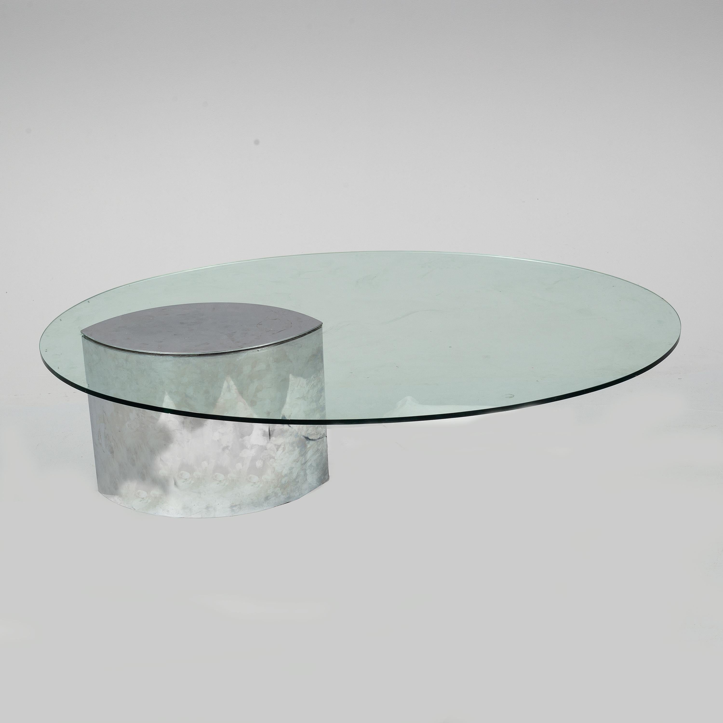 La mesa de centro Lunario de Knoll International tiene una placa de cristal ovalada y una base de metal. Se caracteriza por su aspecto asimétrico y su diseño sencillo y atemporal.

Estado vintage 

Pequeña pérdida de cromo en el borde superior de la
