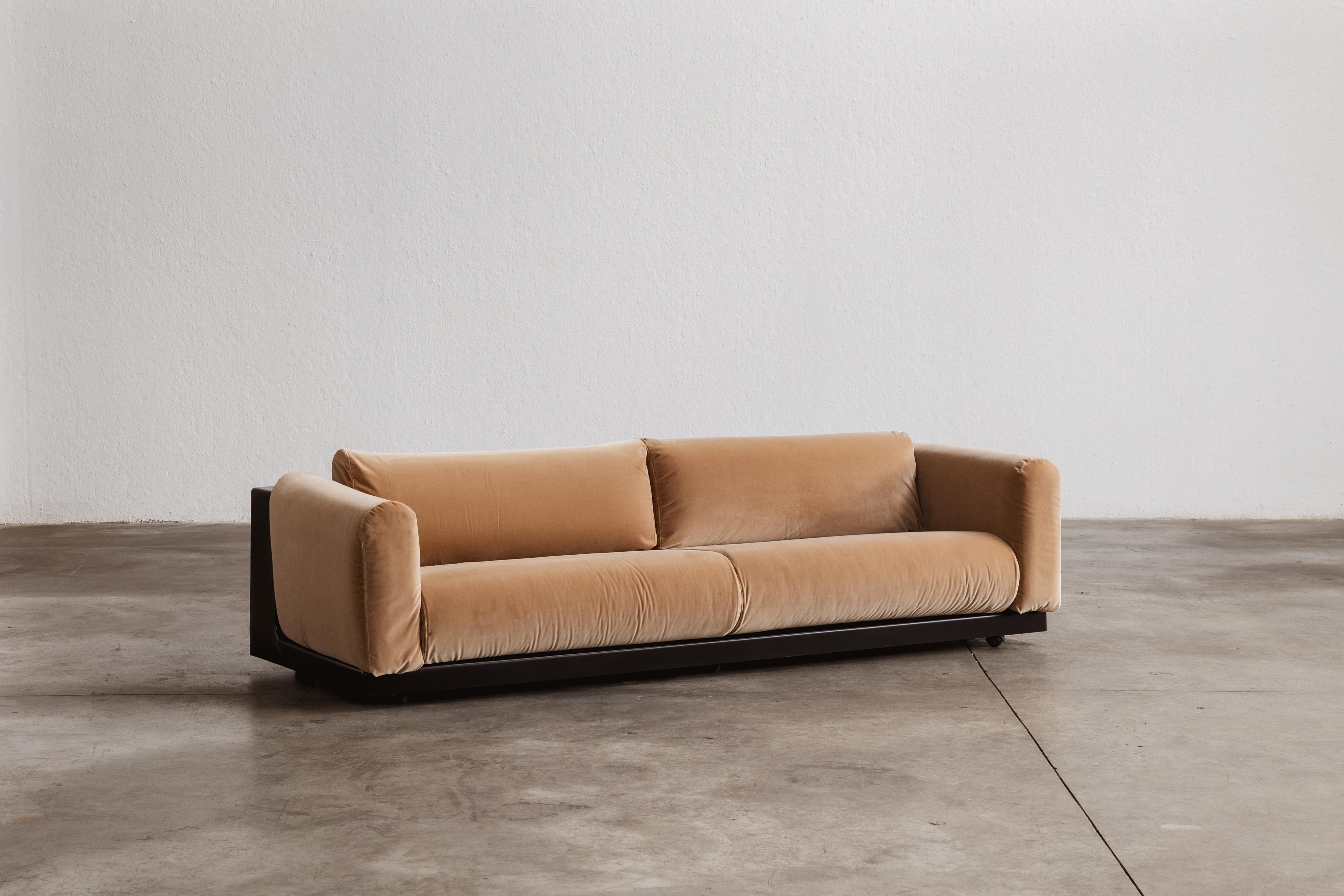 Cini Boeri “Gradual System” two-seater sofa for Gavina, camel velvet, Italy, 1970

Designed in 1970 for Gavina, the “Gradual System” by Cini Boeri is a visionary example of modular design—conceived to adapt, move, and respond to the fluid nature of
