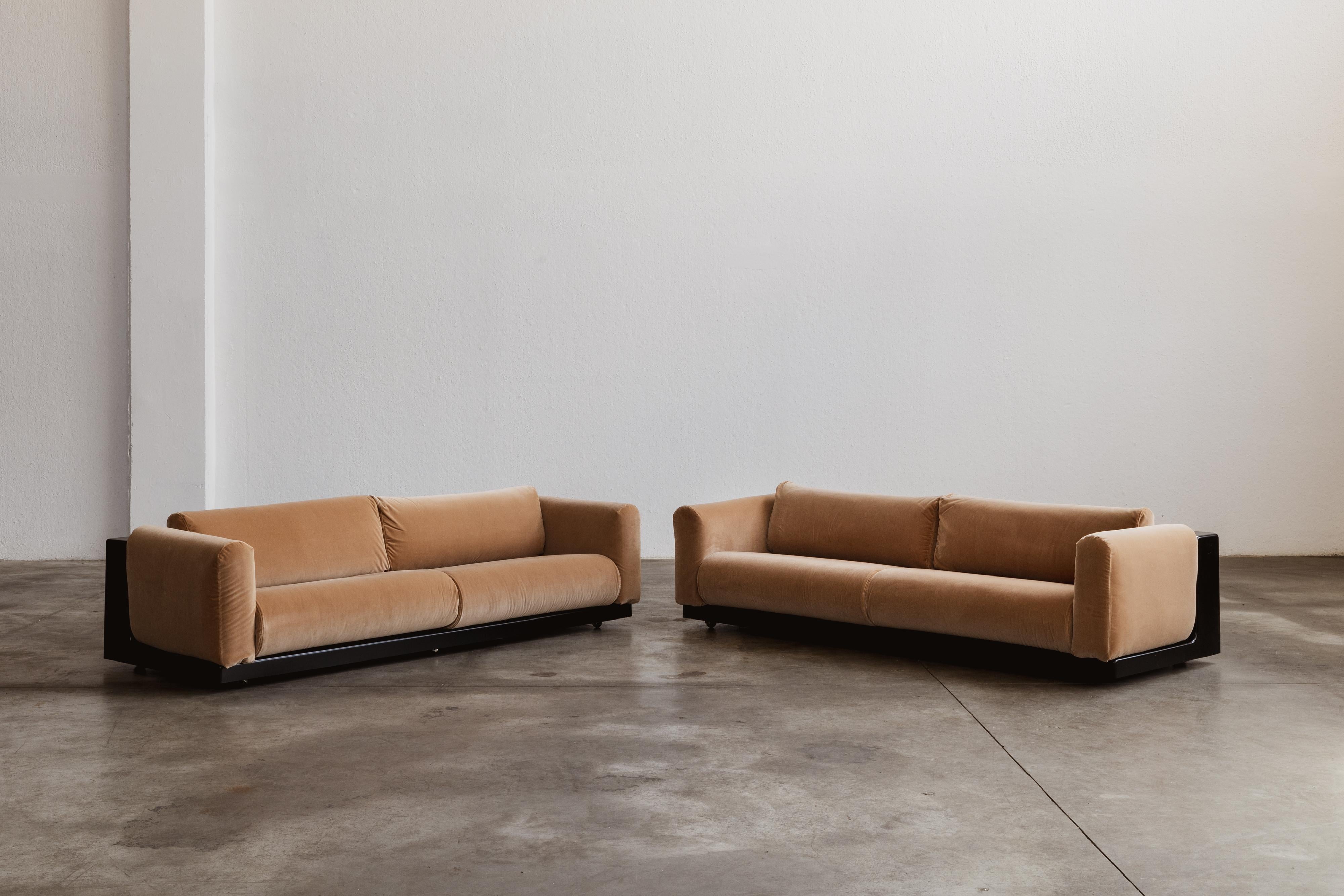Cini Boeri “Gradual System” two-seater sofas for Gavina, Italy, 1970, set of 2

Designed in 1970 for Gavina, the “Gradual System” by Cini Boeri redefined modular living with a radical approach to comfort, mobility, and spatial composition. This set