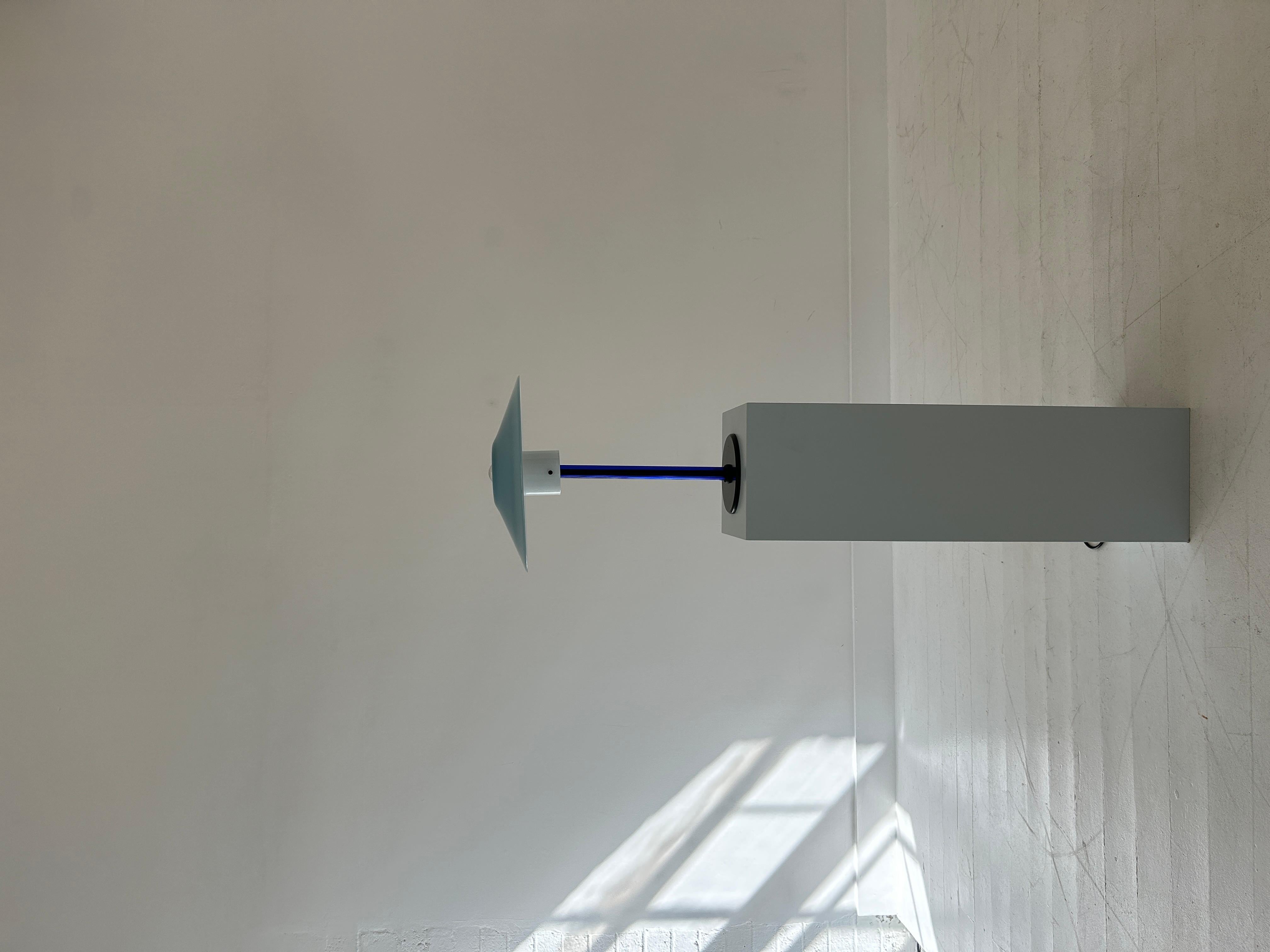 Eine elegante Tischleuchte aus mundgeblasenem Murano-Glas und einem runden Metallsockel. 

Der Schirm besteht aus einem einzigen Stück Glas, das mit dem geriffelten Glasstiel durch drei Schrauben verbunden ist. Das Licht dringt durch das Opalglas am