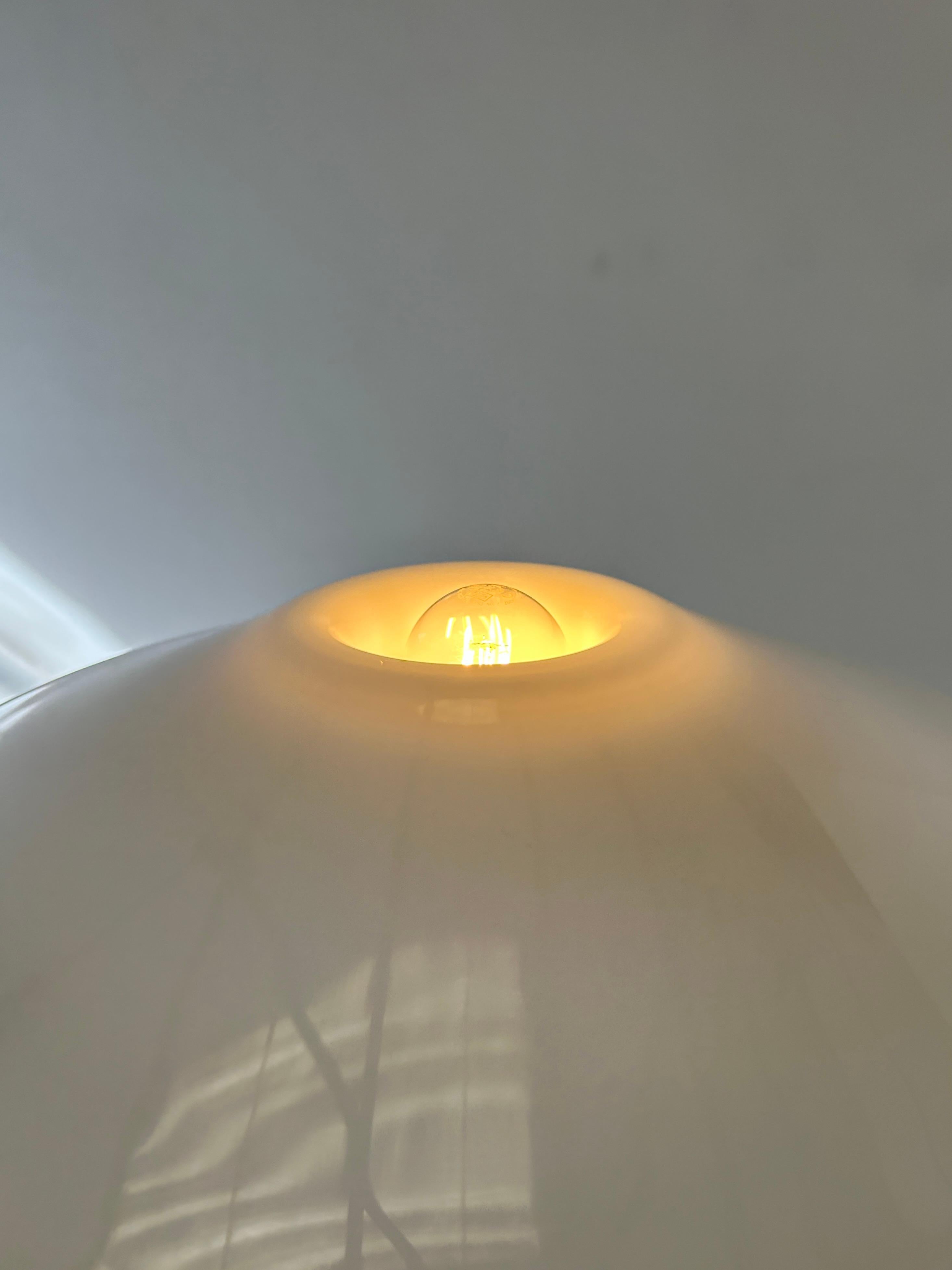 Cini Boeri mundgeblasenes Murano-Milchglas Weiße Tischlampe im Zustand „Gut“ im Angebot in London, England