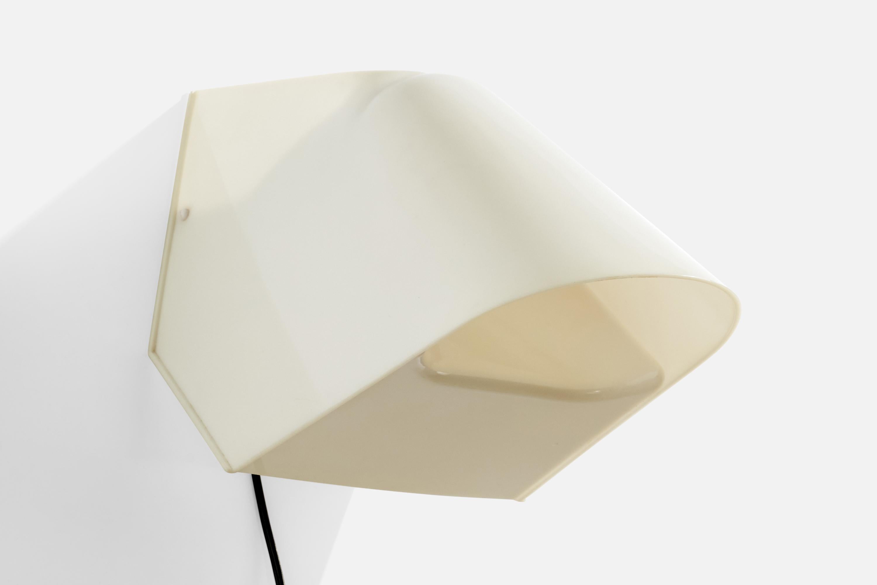 An off-white acrylic Lucetta wall light or table lamp designed by Cini Boeri and produced by Stilnovo, Italy, 1970s.

Overall Dimensions (inches):  9.5” H x  7.5” W x  12“D

Back Plate Dimensions (Inches):  1.25” H x 4.375” W

Bulb Specifications: