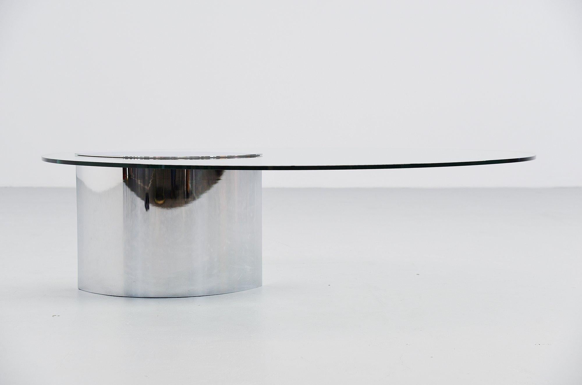 Very imposing Lunario low coffee table designed by Cini Boeri and manufactured by Gavina, Italy 1970. This early table has a chrome plated weighted base and an oval hardend glass top. The table is in very good original condition without any damages