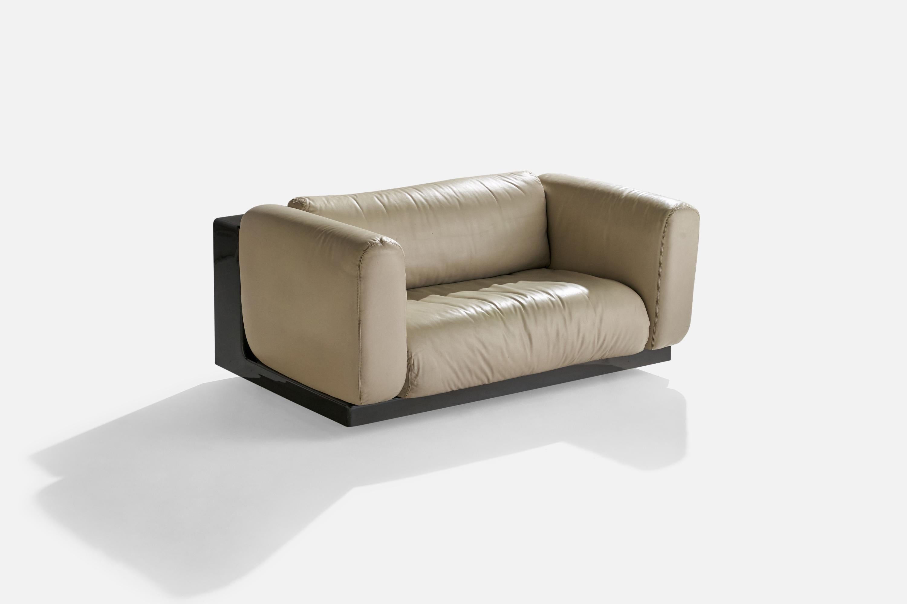 A two-seater black ABS plastic and white / light grey leather sofa, designed by Cini Boeri, and produced by Gavina, Knoll, 1970s.

seat height 14”.