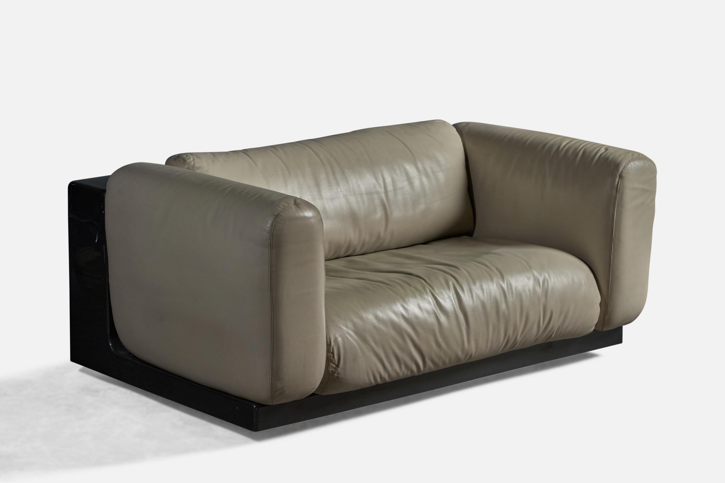 A two-seater black ABS plastic and white / light grey leather sofa, designed by Cini Boeri, and produced by Gavina, Knoll, 1970s.

Backside features a built in shelf14” seat height