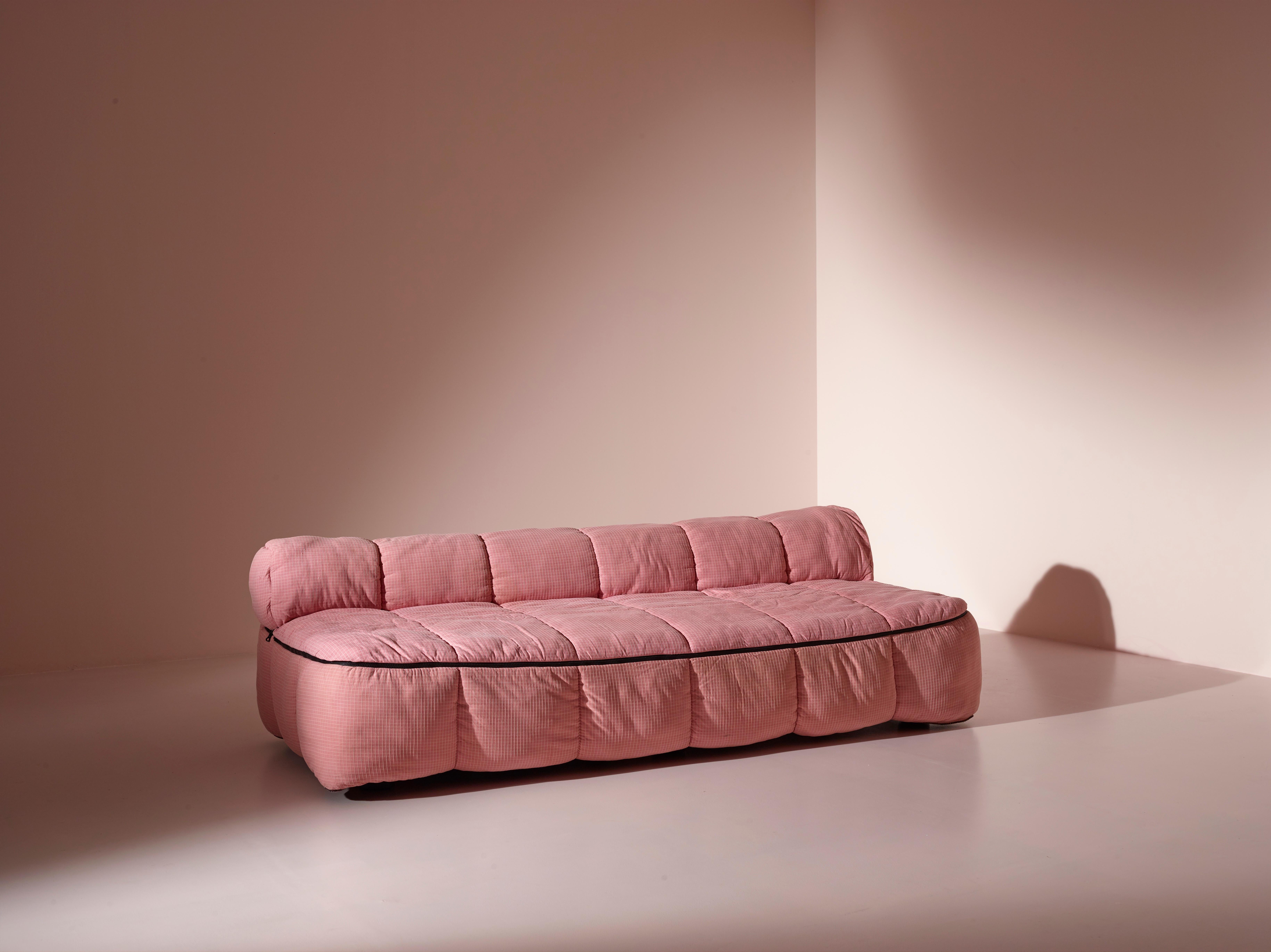 A beautiful daybed/two seater sofa from the Strips series by Cini Boeri for Arflex.
This series is a modular seating system composed of individual cushions that can be arranged in a variety of configurations to create different seating