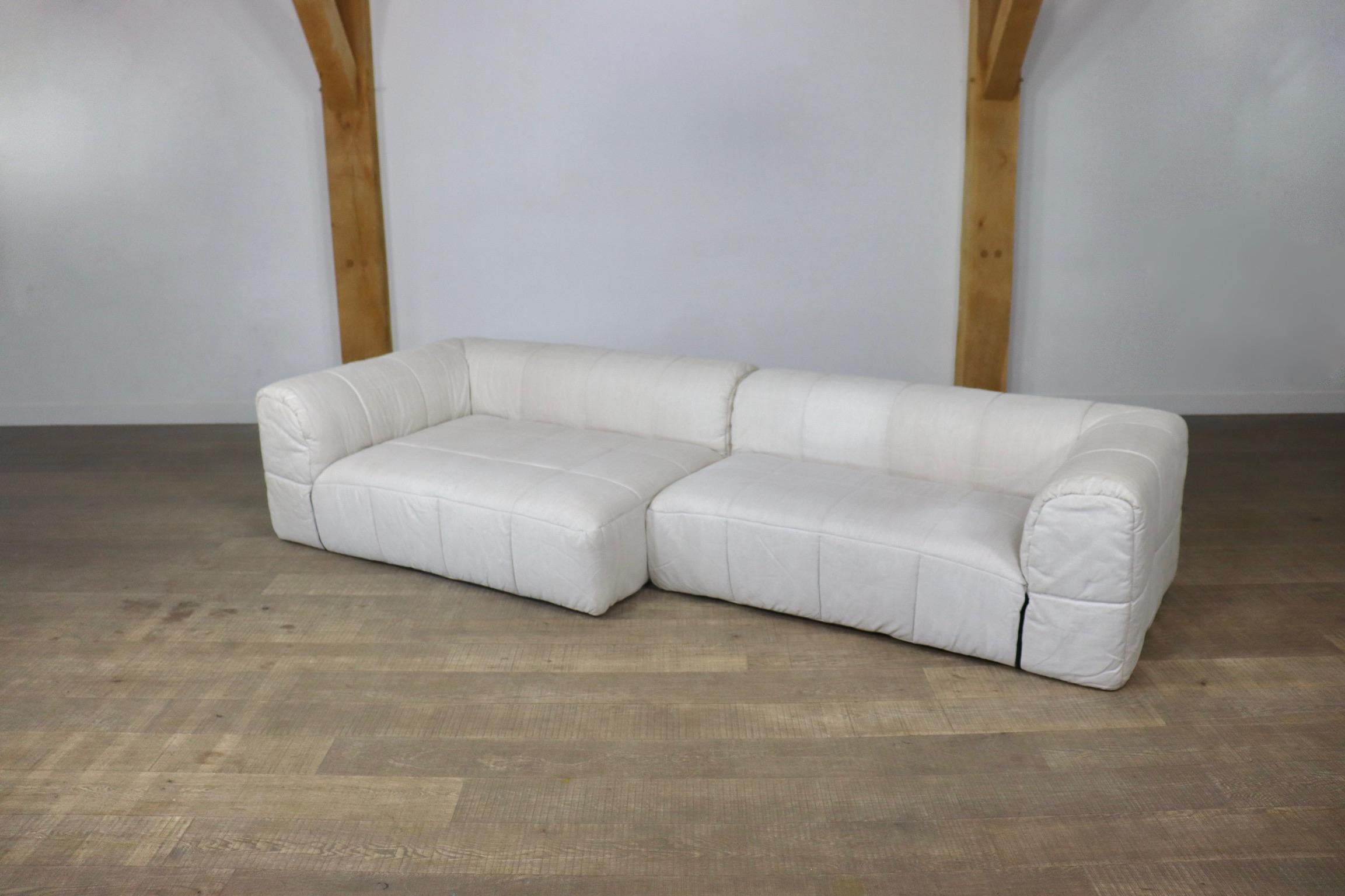 Beautiful modern lounge sofa model Strips designed by Cini Boeri for Arflex, Italy 1972. This incredibly comfortable sofa and has its original white linen upholstery. The sofa can be arranged in different settings to create the perfect lounge! The