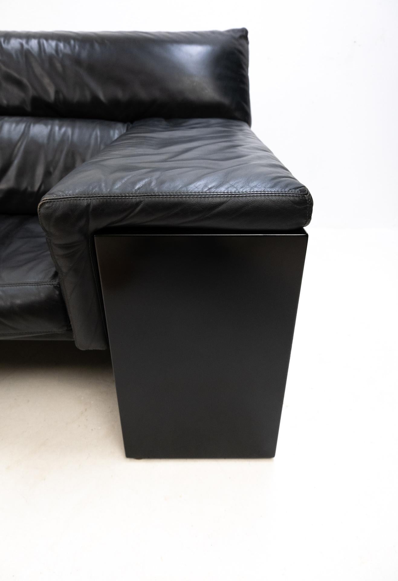Canapé deux places conçu par Cini Boeri pour Knoll International. Rembourré en cuir noir lisse. Modèle 