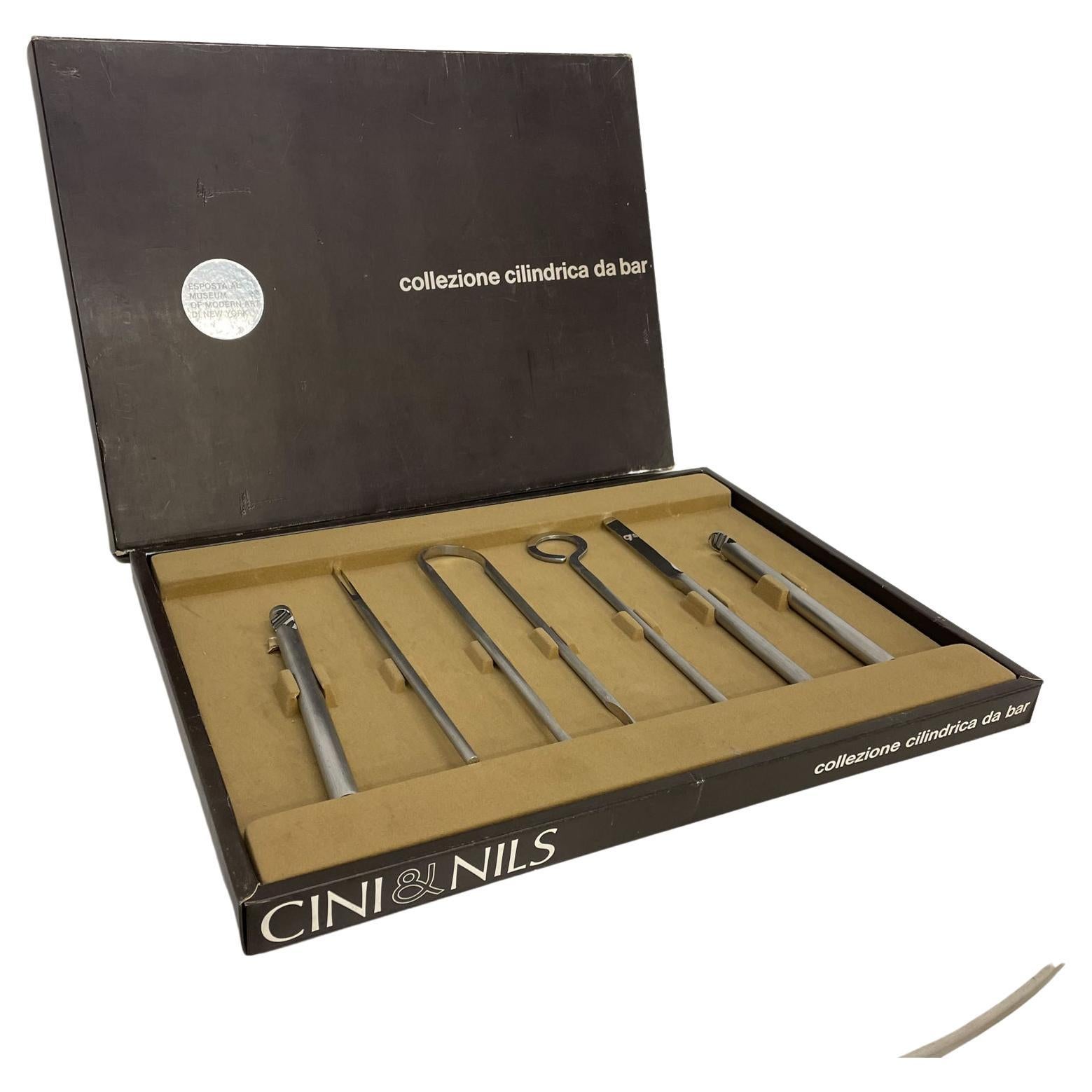 Cini & Nils ITALY Studio OPI Milano Barware Tool Set
Architectural collectible design
MoMA New York 1969 Studio Milano OPI Bar Tools
Cylinder Collection Uber Modern Stainless Steel six-piece Bar Tool Set
16 x 12 x 1.5 tall
Includes original box in