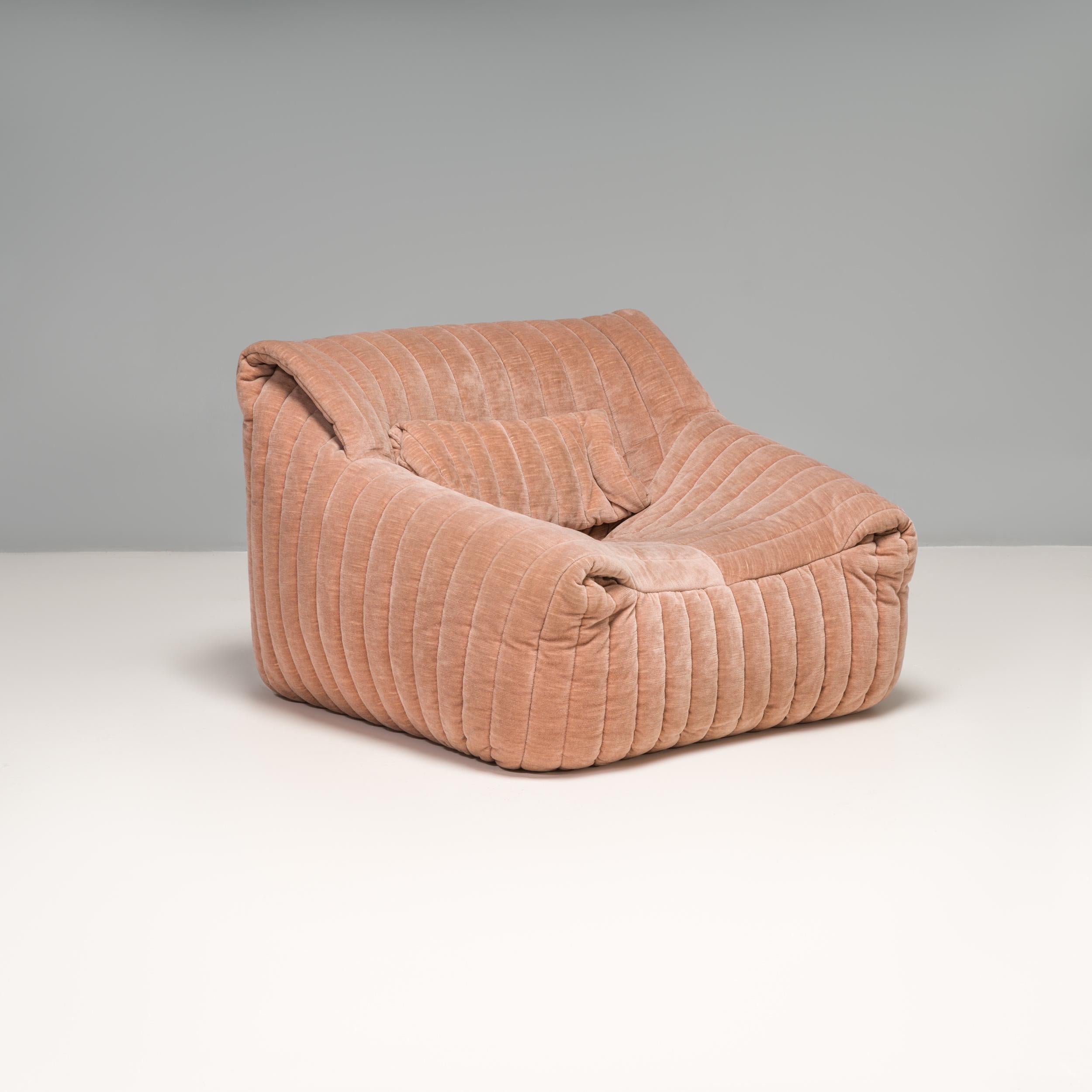 An iconic 1970s design, the Sandra sofa collection was designed by Annie Hiéronimus for Cinna after she joined the Roset Bureau d'Etudes in 1976.

Constructed from foam, this armchair has a solid form which is fully upholstered in salmon pink ribbed