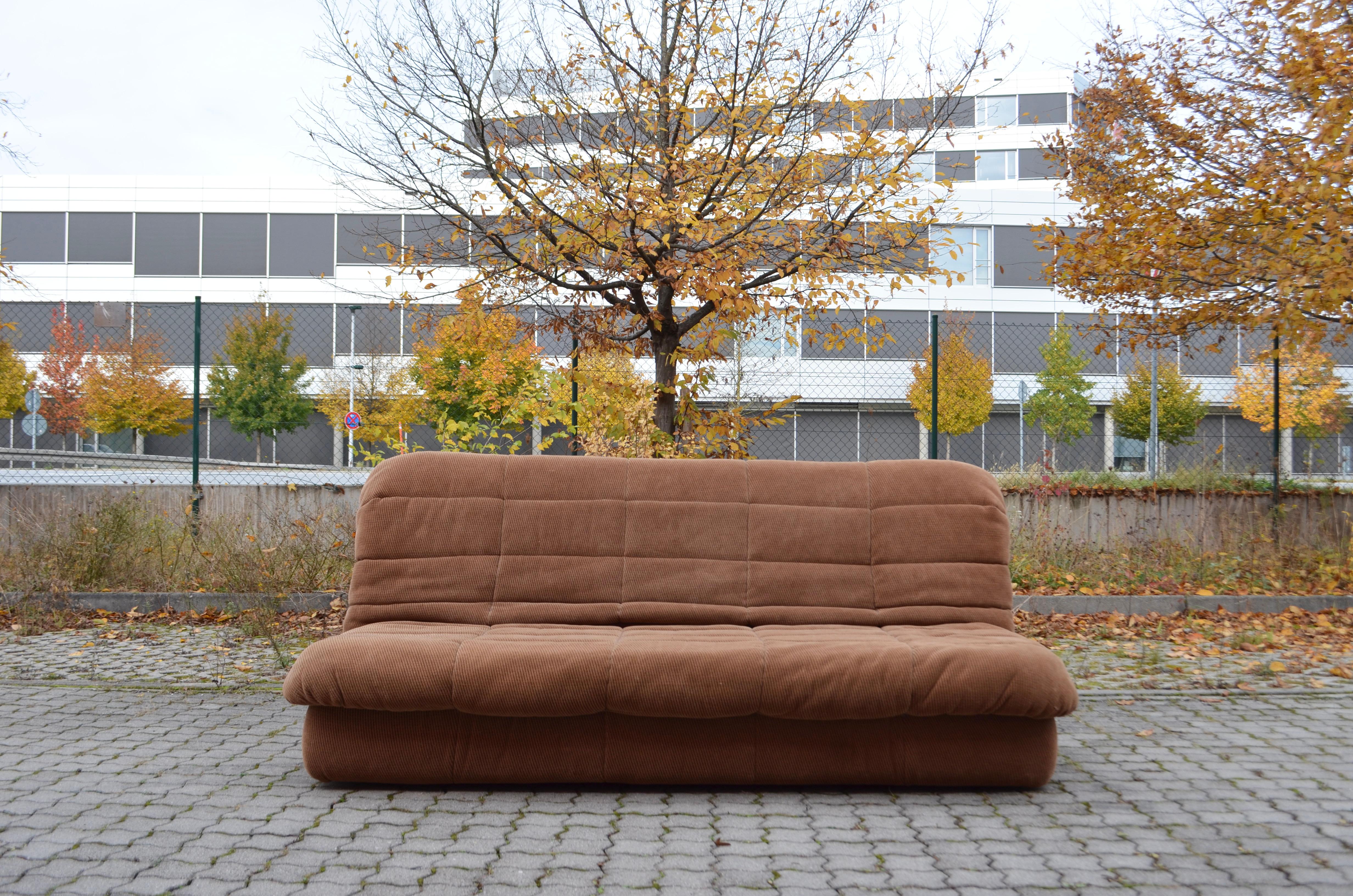 Cinna / Ligne Roset Sofa Daybed Modell GAO entworfen von Jean Paul Laloy.
Rare Daybed Sofa in sehr gutem Zustand.
Die Farbe des Stoffes ist braun und hat eine Veloursstruktur.
Es ist weich und bequem.
Das Sofa lässt sich mit dem Griff leicht