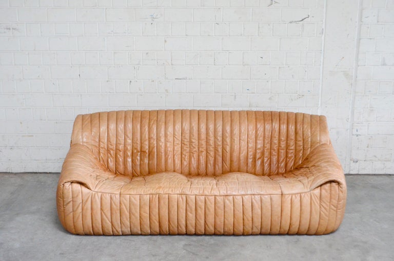 Cinna / Ligne Roset model Sandra designed by Annie Hieronimus.
The leather has a leather stripe design, a truly 1970s design.
Is a natural cognac and the colour is faded.
It has a beautiful vintage patina. It is soft and comfortable and includes