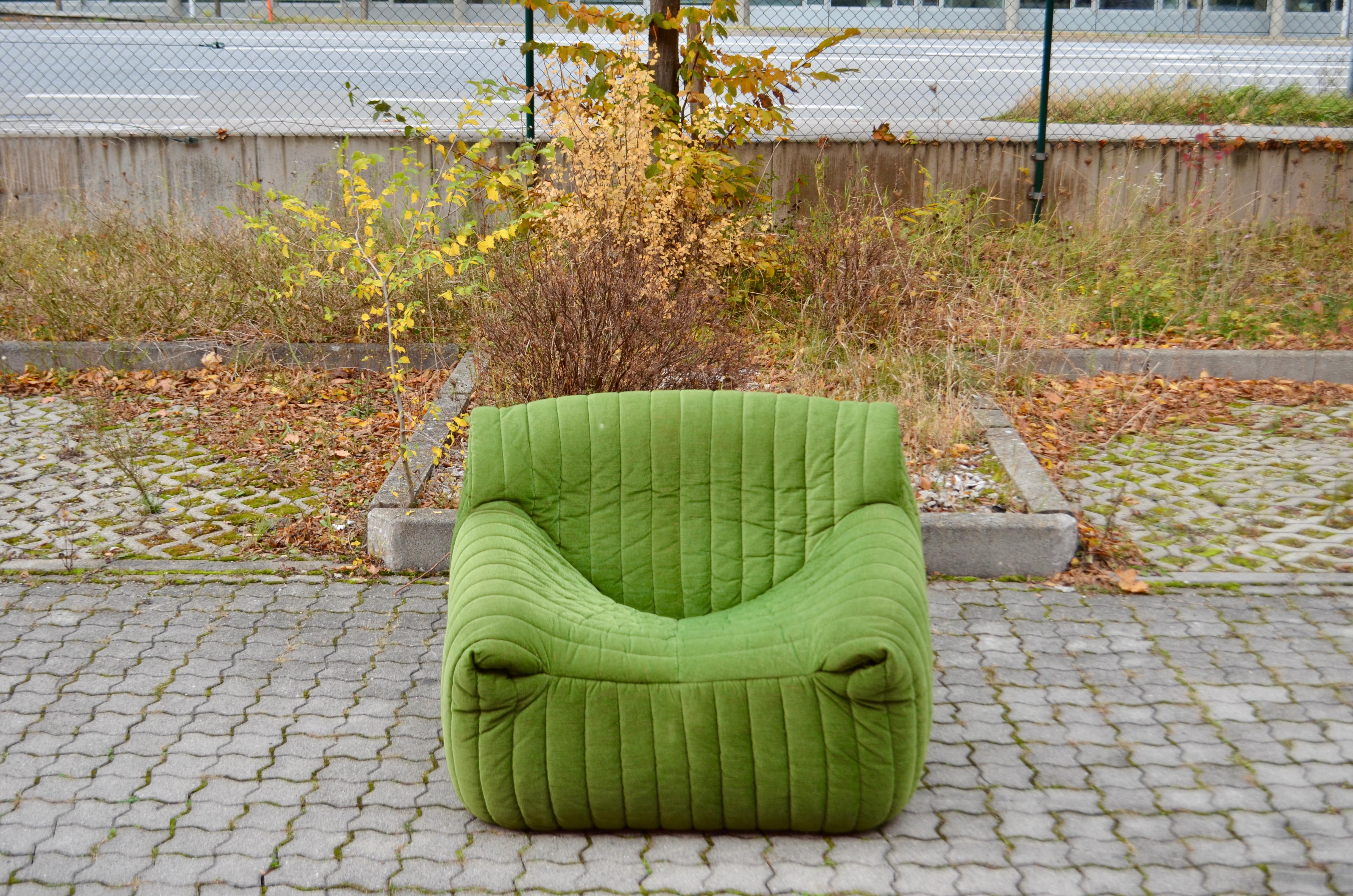 Cinna / Ligne Roset model Sandra designed by Annie Hieronimus.
This is the Chair Version.
The fabric has a stripe design, a truly 1970s design.
The colour is stunning lime green and has a soft velours structure.
On the fabric there are 2 little