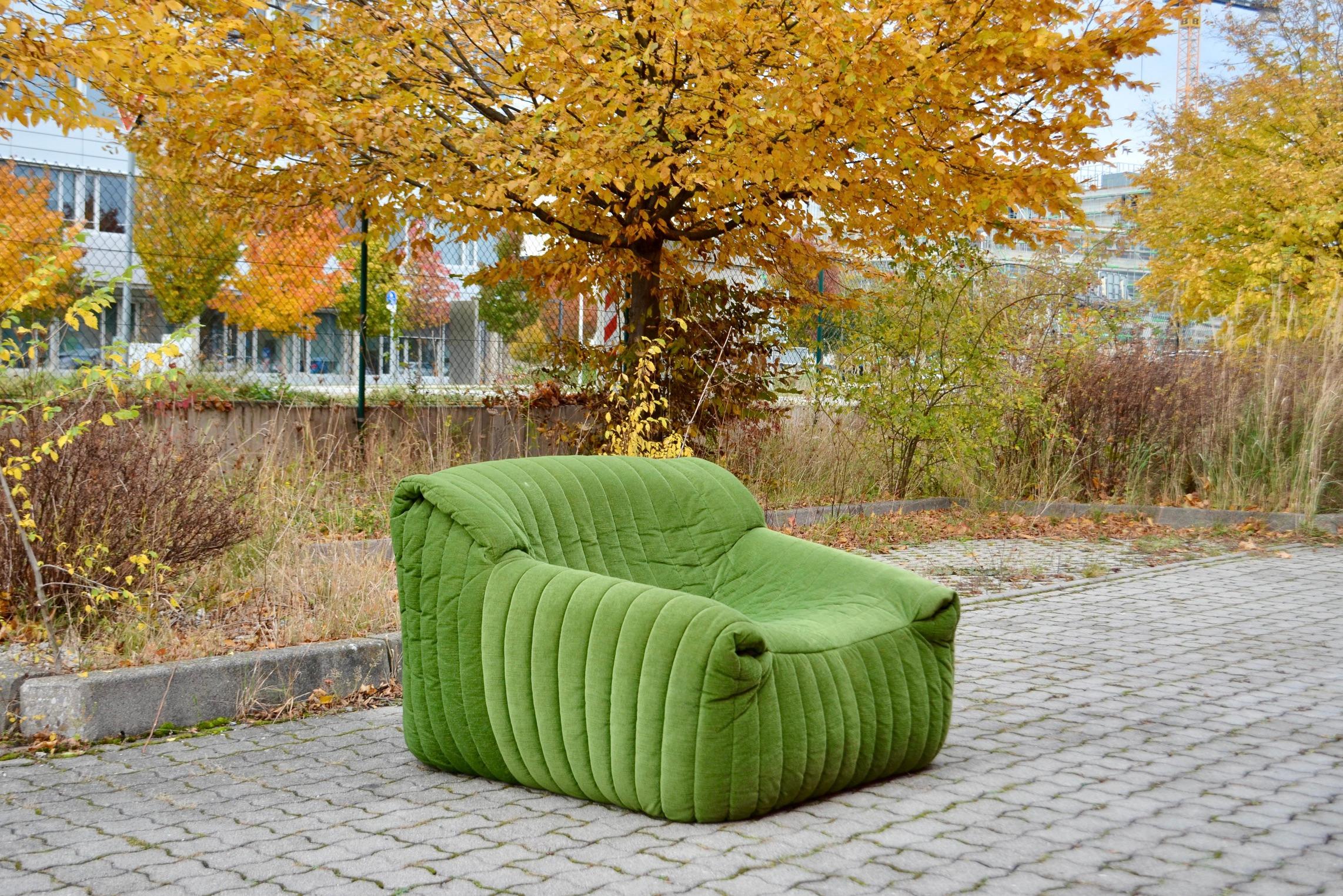 Cinna (Ligne Roset) modelo Sandra diseñada por Annie Hieronimus.
Esta es la Versión Silla.
La tela tiene un diseño de rayas, un auténtico diseño de los años 70.
El color es un asombroso verde lima y tiene una suave estructura aterciopelada.
En la